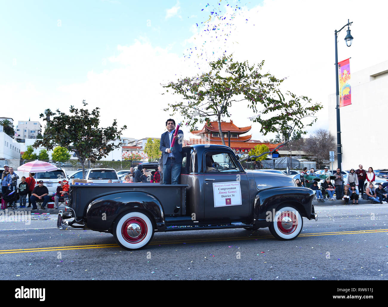 LOS ANGELES - le 9 février 2019 : M. Jimmy Gomez tire un confetty cannon durant la la Parade du Nouvel An chinois. Banque D'Images