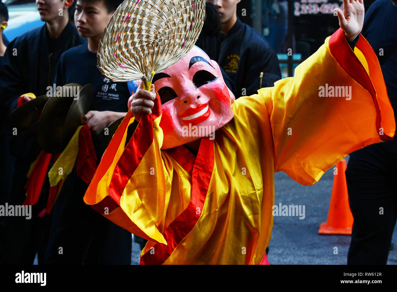 LOS ANGELES - le 9 février 2019 : interprète en costume à la Parade du Dragon Doré, pour célébrer le Nouvel An chinois. Banque D'Images