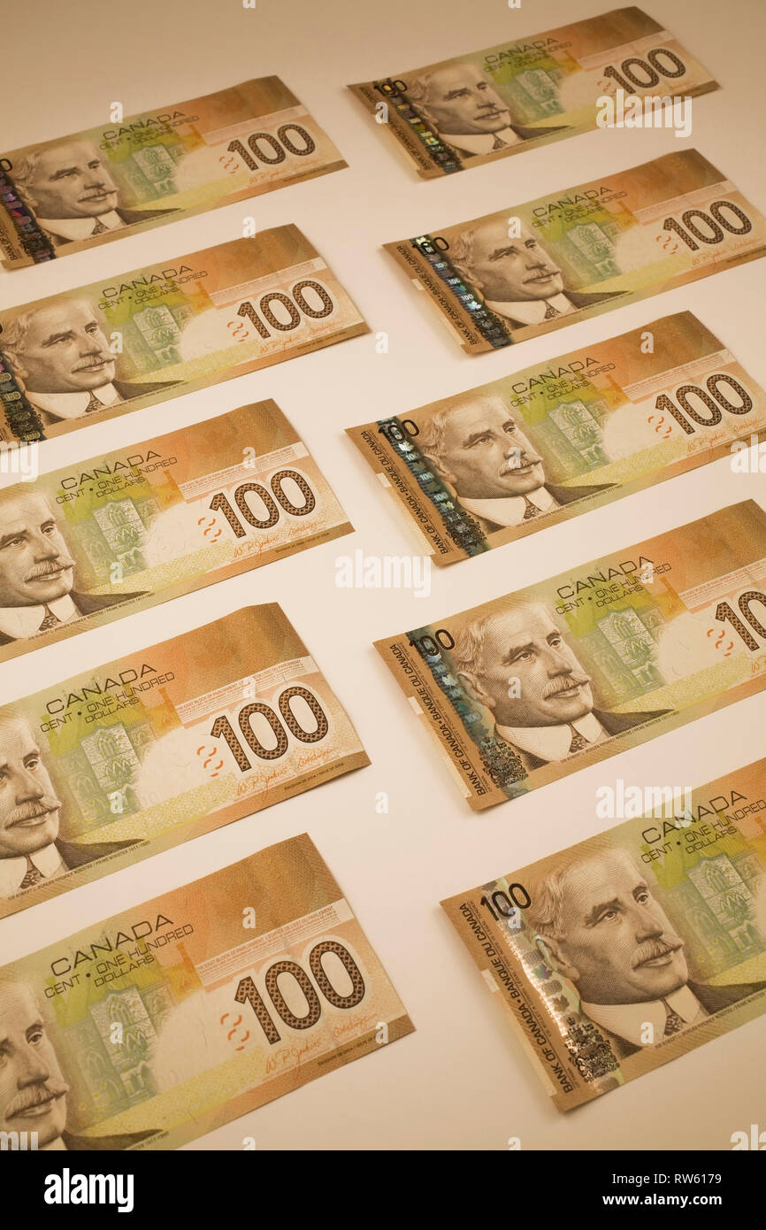 Mille dollars en un seul Canadien- cents dollars billets papier sur un fond blanc Banque D'Images