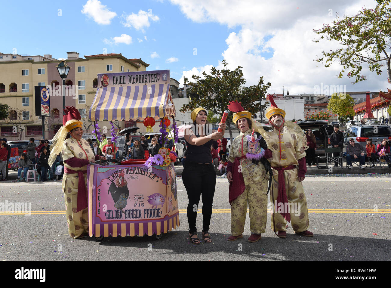 LOS ANGELES - le 9 février 2019 : Spectator célèbre McRooster avec Chico durant la parade du Nouvel An chinois à Los Angeles. Banque D'Images