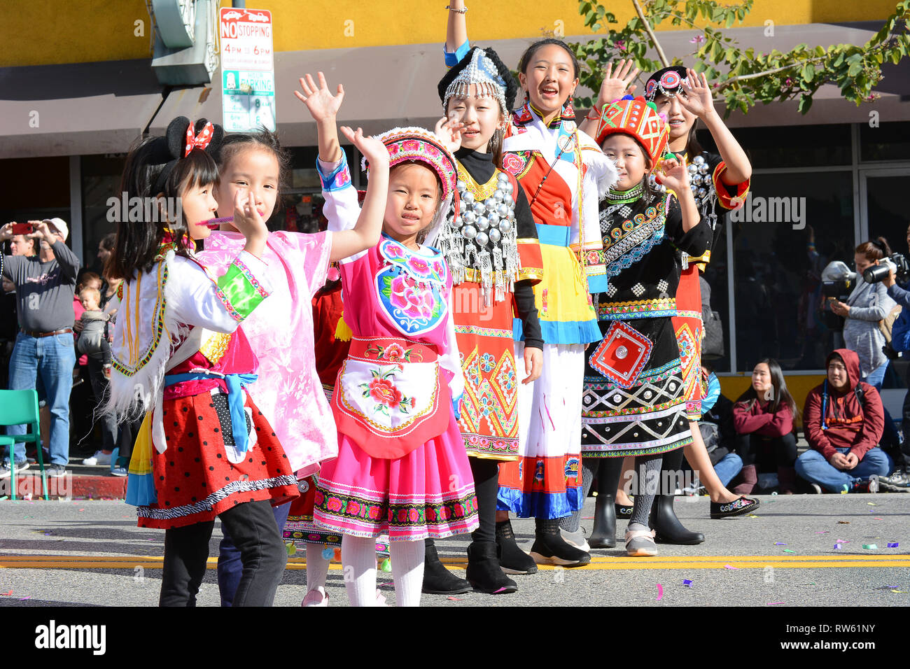LOS ANGELES - le 9 février 2019 : les enfants thaïlandais habillé en costume traditionnel à Los Angeles défilé du Nouvel An chinois. Banque D'Images