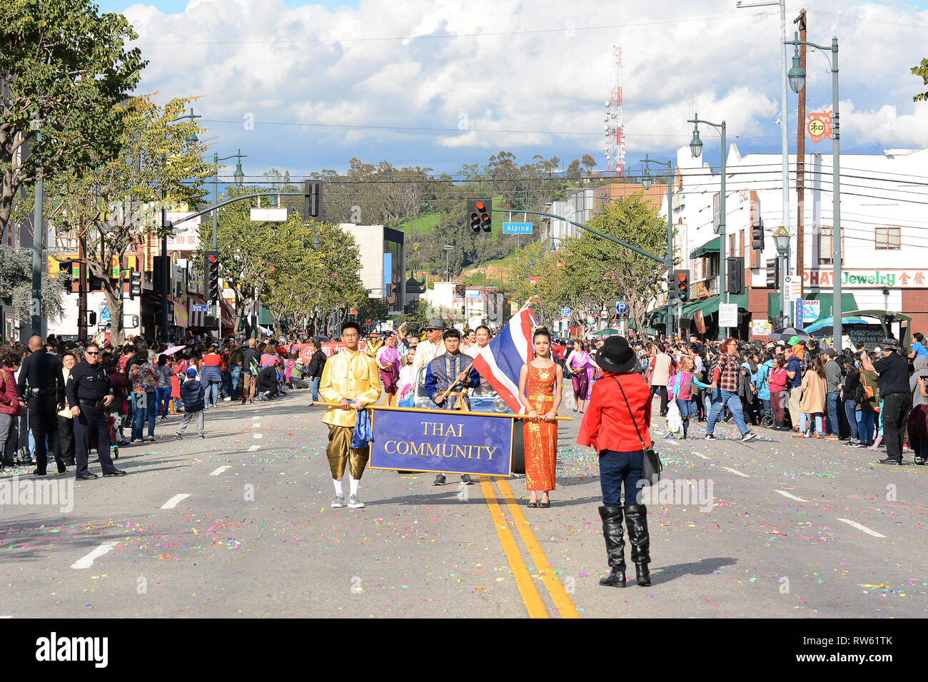 LOS ANGELES - le 9 février 2019 : communauté thaïlandaise et la bannière marcheurs de Golden Dragon Parade, célébrer le Nouvel An chinois. Banque D'Images