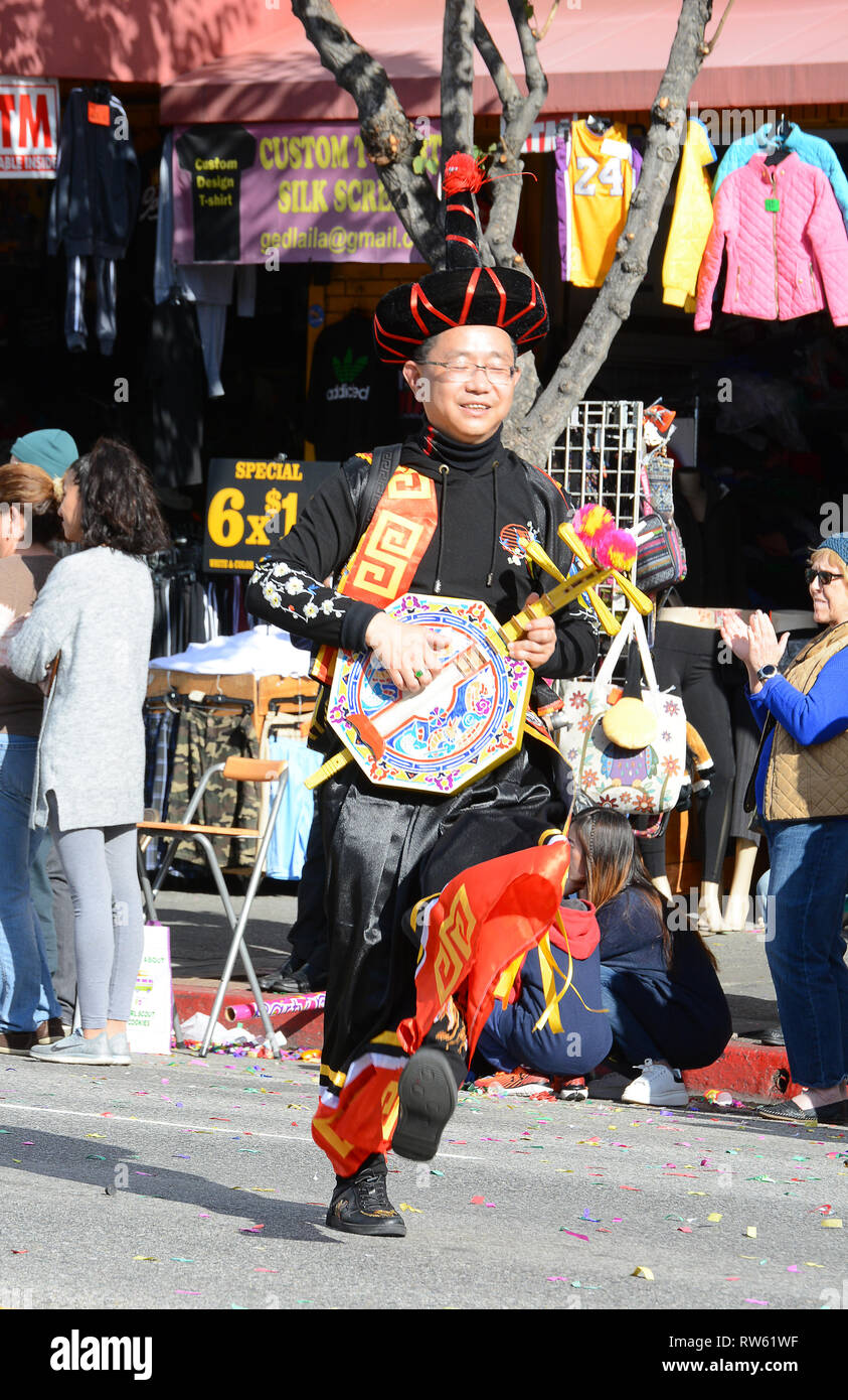 LOS ANGELES - le 9 février 2019 : Musicien dans cloorful thaïlandais au costume traditionnel la Parade du Dragon Doré, pour célébrer le Nouvel An chinois. Banque D'Images