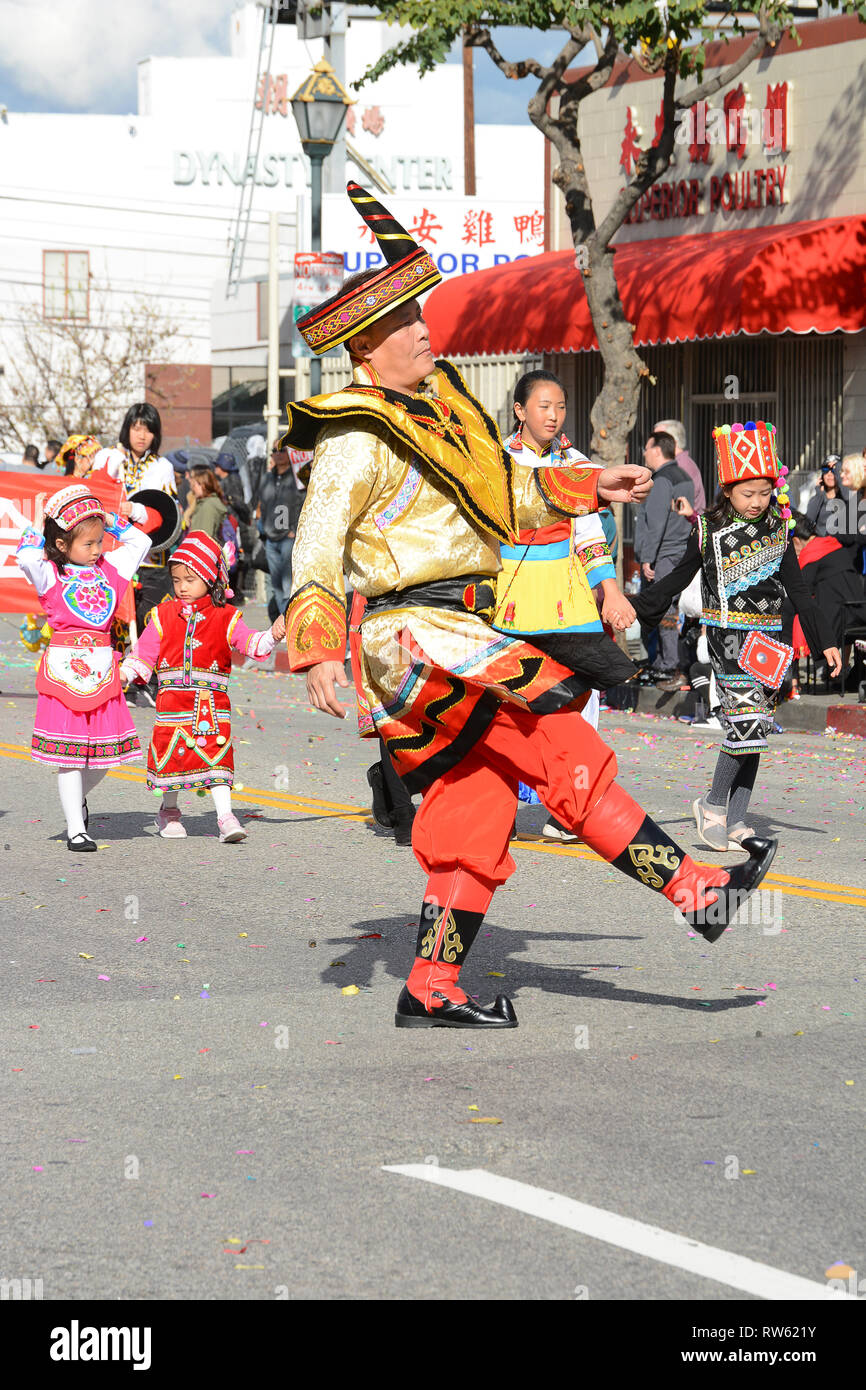 LOS ANGELES - le 9 février 2019 : Artistes thaïlandais en costume traditionnel lors de la Parade du Dragon Doré, pour célébrer le Nouvel An chinois. Banque D'Images
