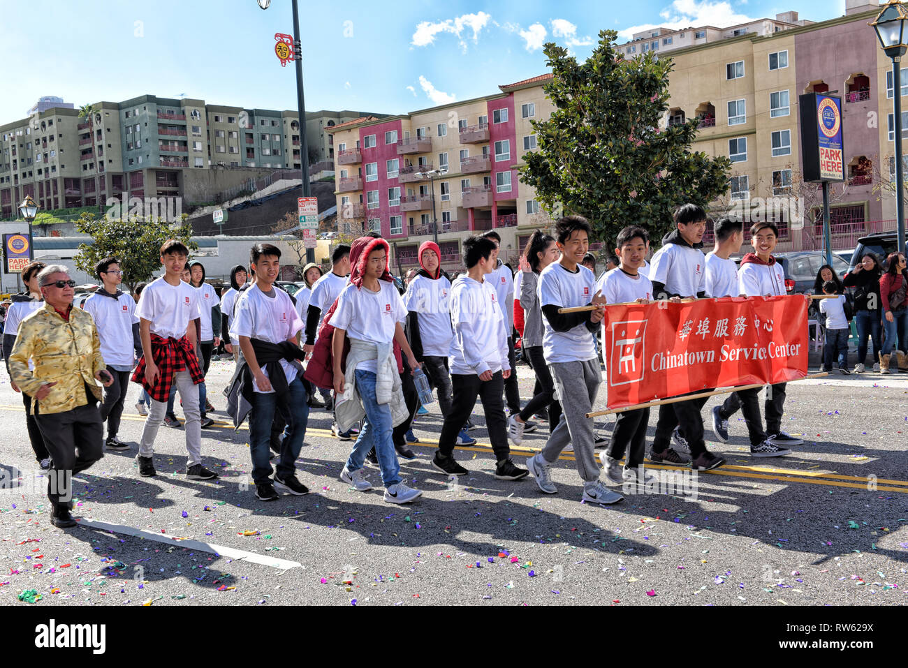 LOS ANGELES - le 9 février 2019 : les jeunes portant une banderole pour le Centre de services à l'Chinatwon Golden Dragon, Chinois Nouveau Yewar Parade. Banque D'Images