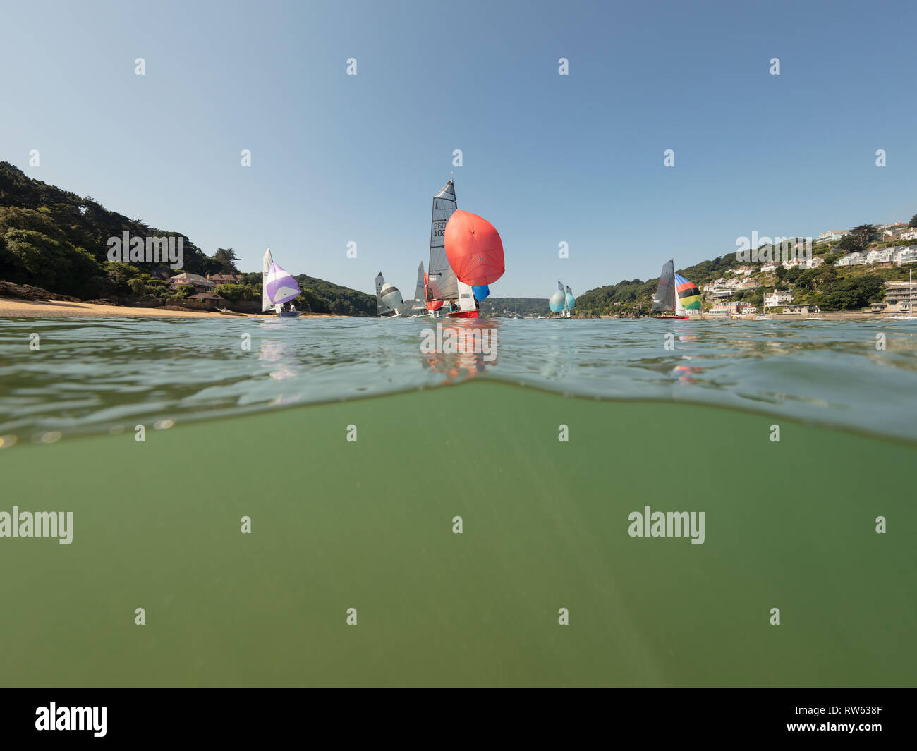 Salcombe est un centre d'activité de la voile en été. Cette photo a été prise avec un boîtier sous-marin Nauticam que les yachts navigué par. Banque D'Images