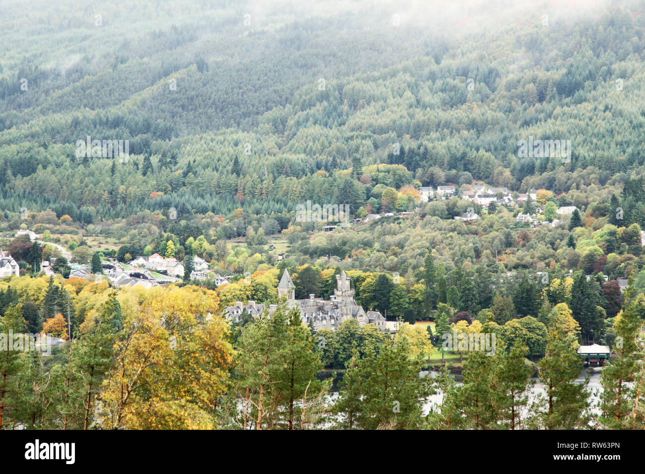 Vue de dessus de la township historique village de Fort Augustus sur le bord du célèbre Loch Ness en Écosse. Paysage avec automne, co Banque D'Images