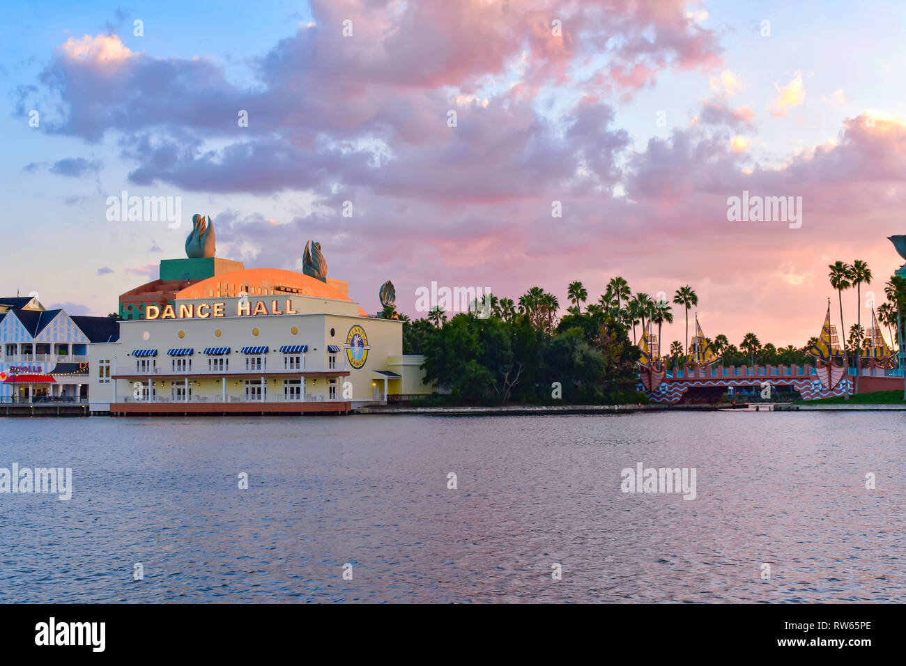 Orlando, Floride. 09 février, 2019 . Vue panoramique de la salle de danse et colorée au pont de Lake Buena Vista. Banque D'Images