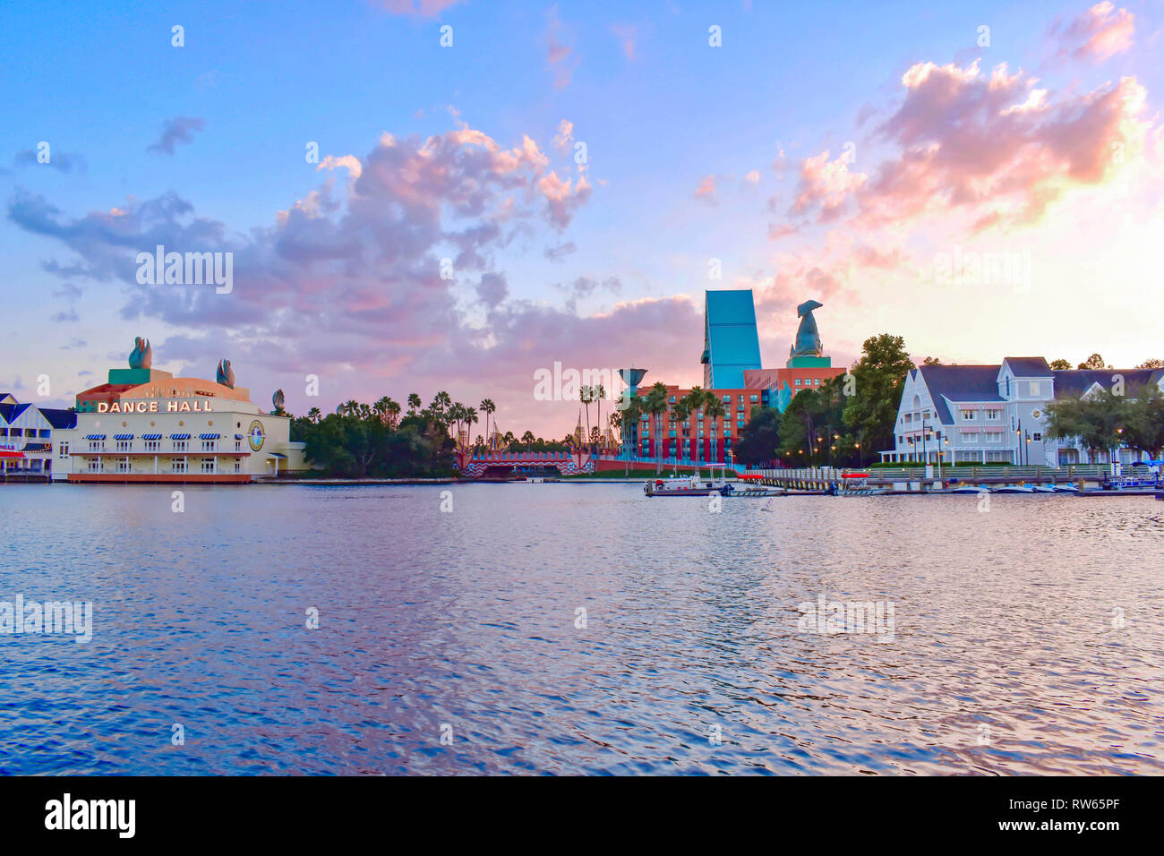 Orlando, Floride. 09 février, 2019 . Vue panoramique de la salle de danse et hôtel coloré et villages sur fond coucher de soleil au lac Buena Vista. Banque D'Images
