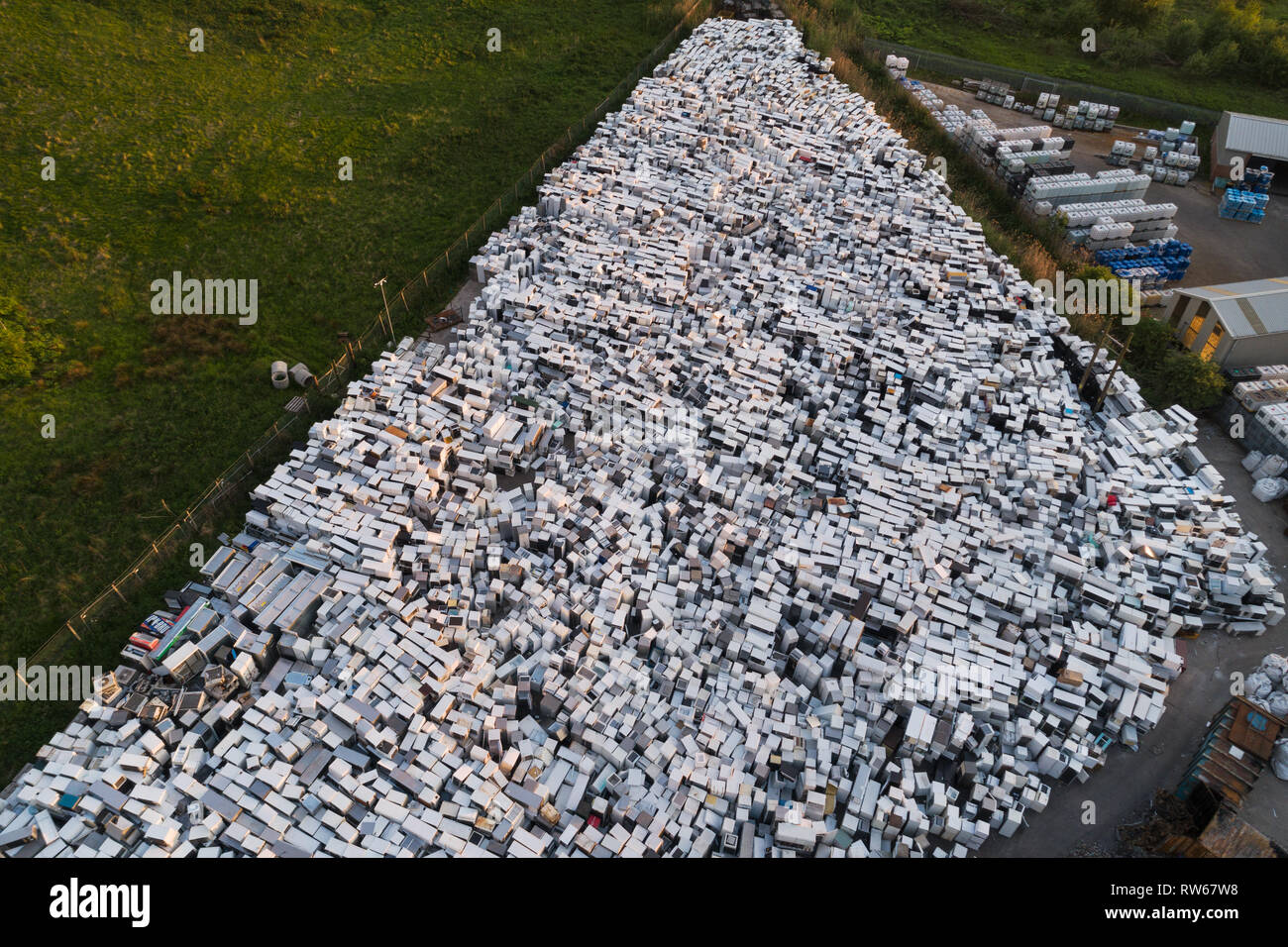 L'image aérienne d'un réfrigérateur le recyclage et l'élimination, à Perth, Ecosse, montrant des milliers de réfrigérateurs dans les cheminées. Banque D'Images