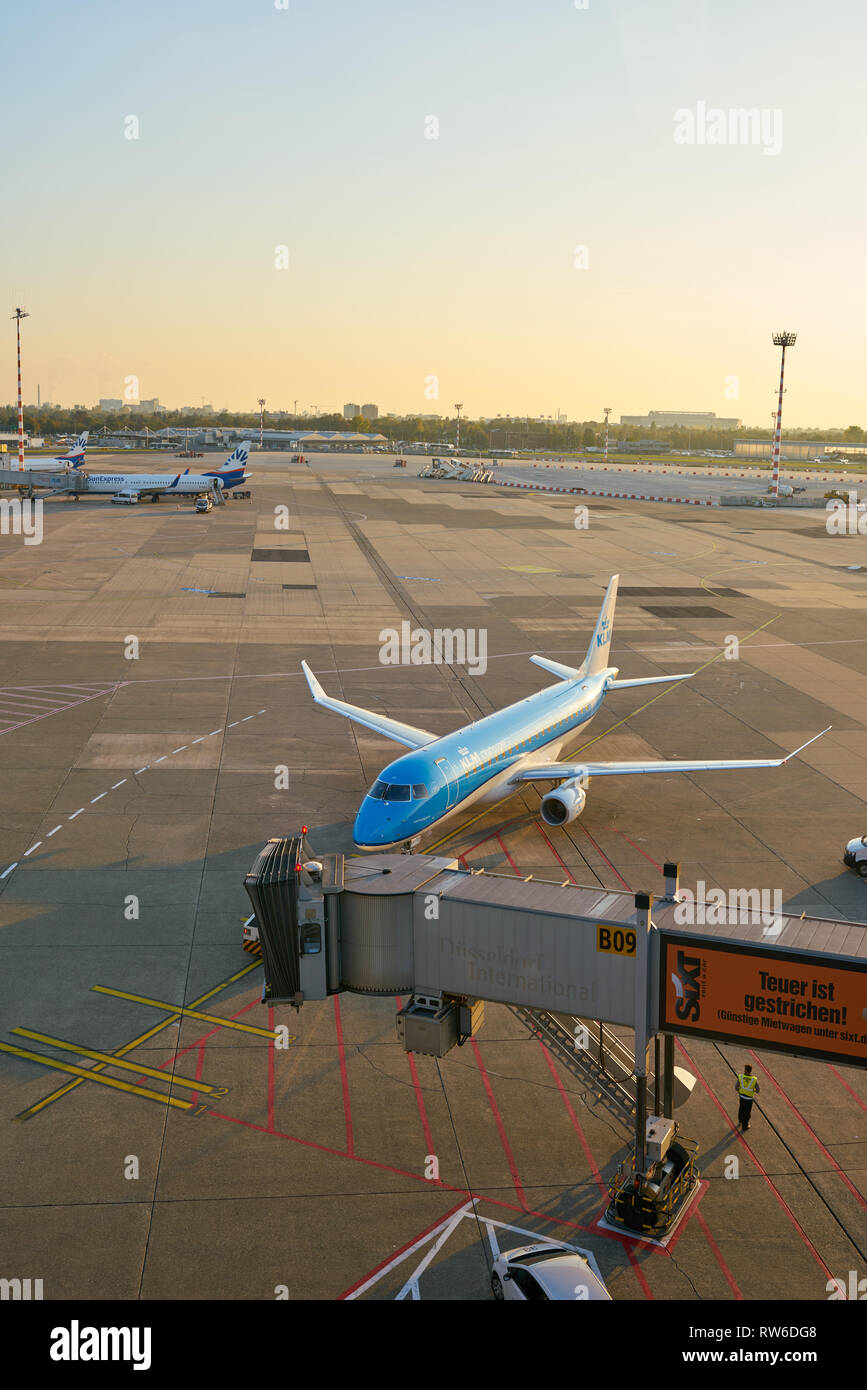 DUSSELDORF, ALLEMAGNE - CIRCA Octobre 2018 : avion KLM Cityhopper pushback sur à l'aéroport de Düsseldorf. Banque D'Images