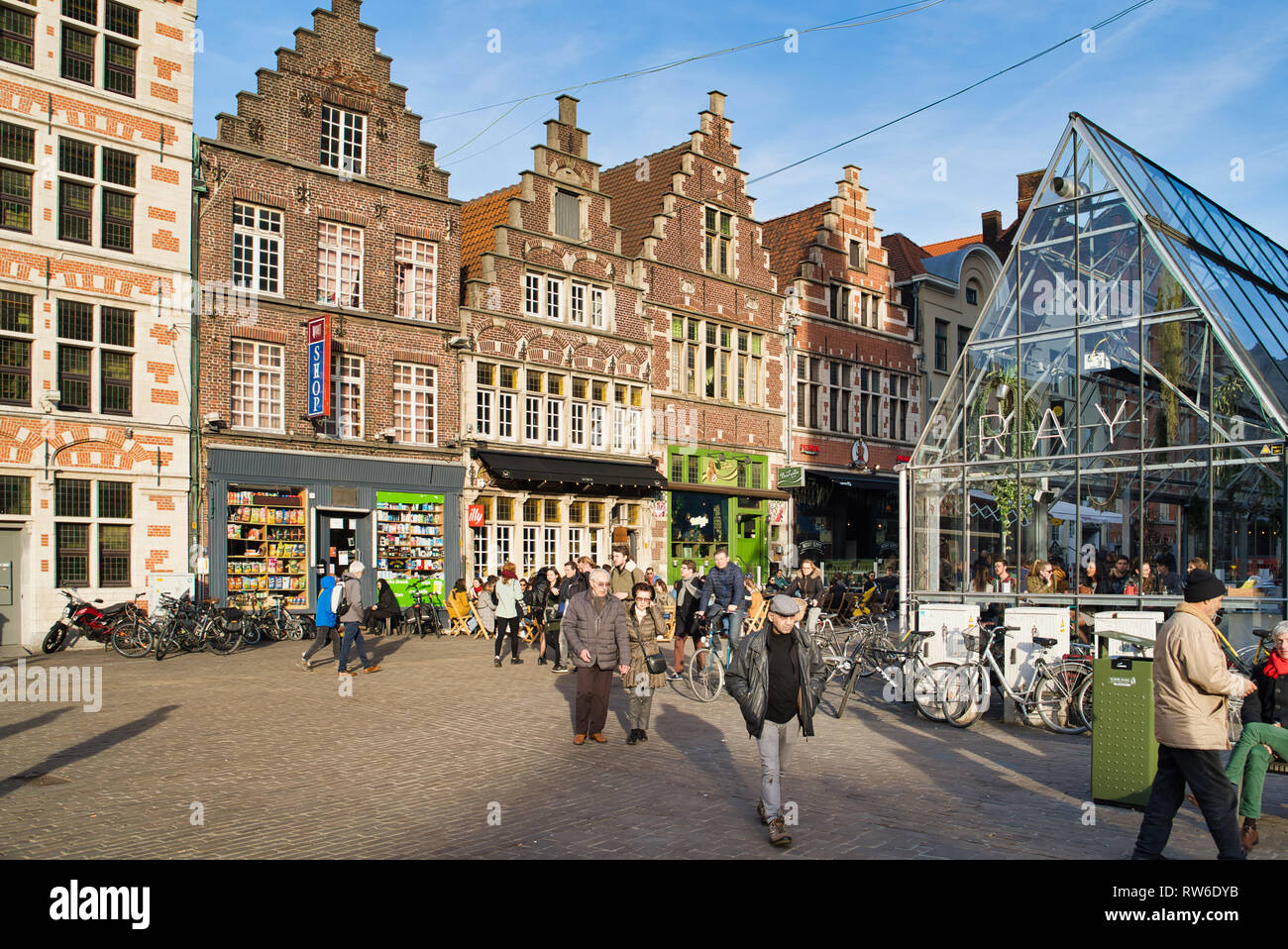 Gand, Belgique - 17 février 2019 : les maisons historiques dans le centre-ville, des pubs et restaurants Banque D'Images