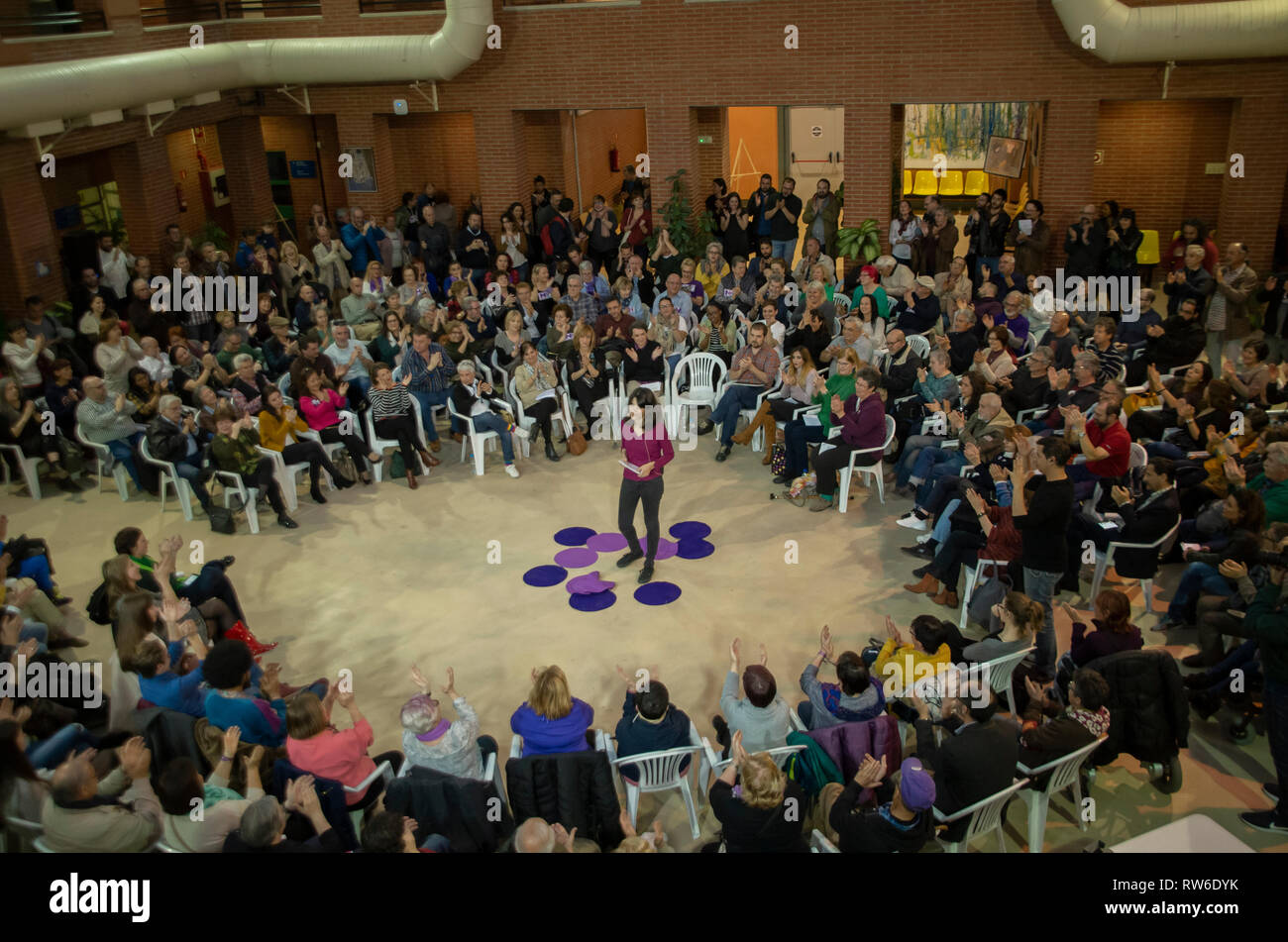 Isabel Serra vu donner un discours au milieu de la foule. Isabel Serra de Podemos rendu public sa candidature à la tête de la Communauté de Madrid pour les prochaines élections qui auront lieu le 26 mai 2019. Elle a annoncé les principales caractéristiques de sa campagne en se concentrant principalement sur des questions sociales et de l'égalité, au niveau supérieur de l'éducation dans les écoles et de meilleures installations pour les personnes handicapées. Banque D'Images