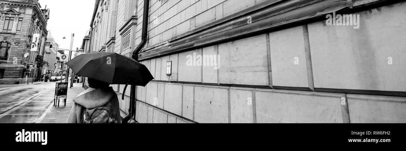 Karlsruhe, Allemagne - 29 octobre 2017 : Large image de femme marche avec parapluie un jour de pluie sur Hans-Thoma-Strasse street Banque D'Images