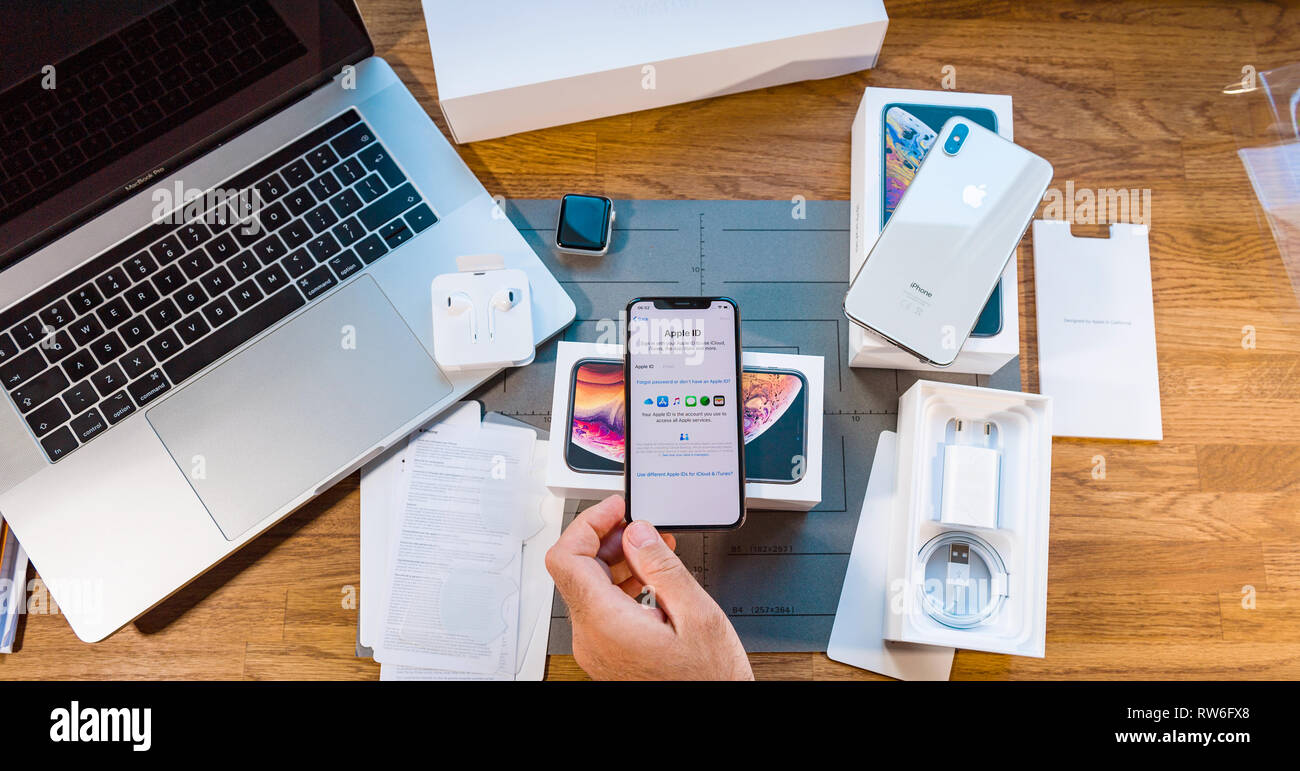 PARIS, FRANCE - 21 septembre 2018 : Apple fan boy unboxing Dernières nouvelles Apple Iphone Max Xs et Xs téléphone mobile smartphone phare avec message Sign-in à Apple pour iTunes, App Store Banque D'Images