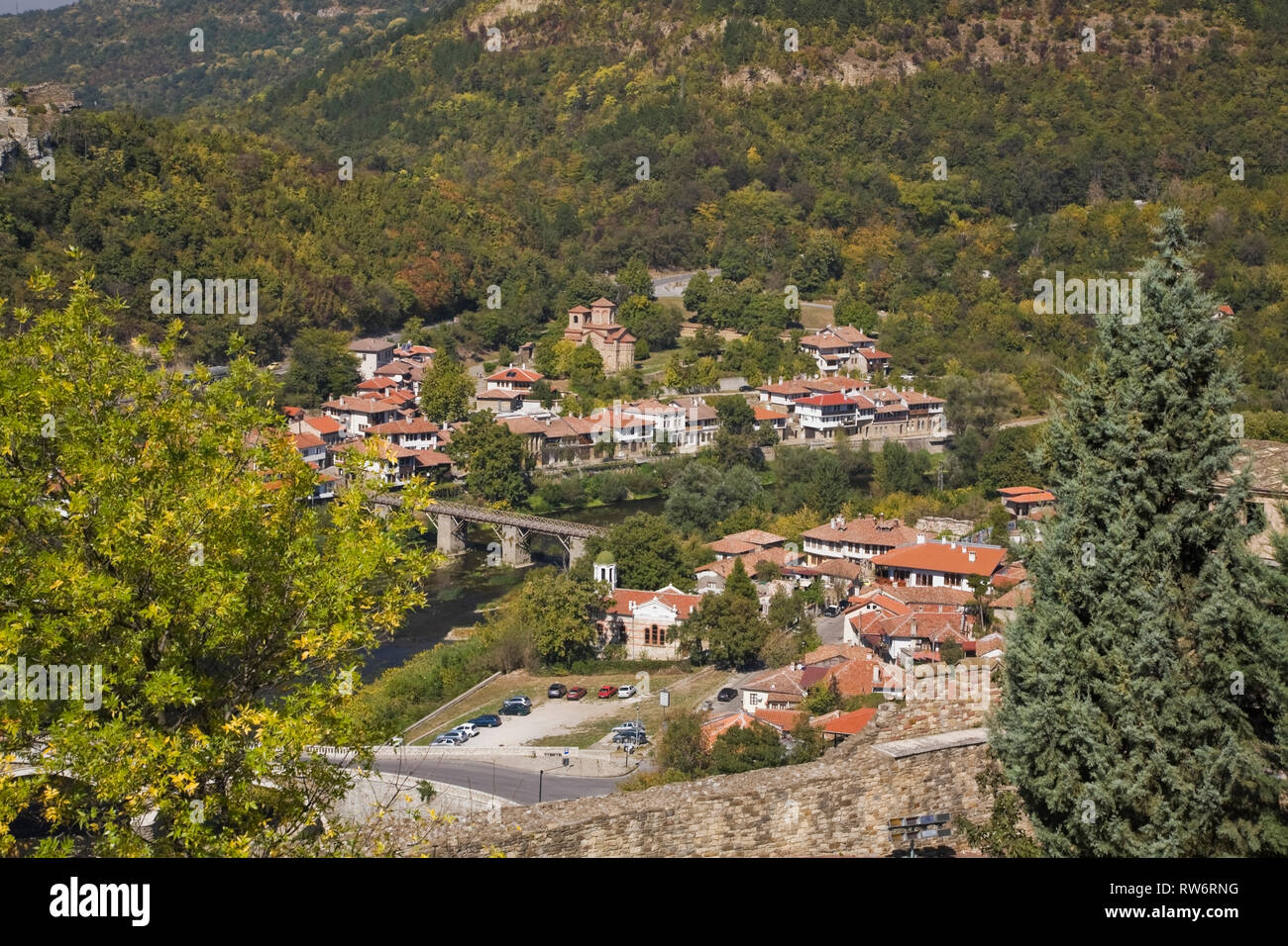 Vieux Mur de pierre à la Forteresse de Tsarevets et Veliko Tarnovo le Village avec la rivière Yantra en automne, la Bulgarie, l'Europe de l'Est Banque D'Images