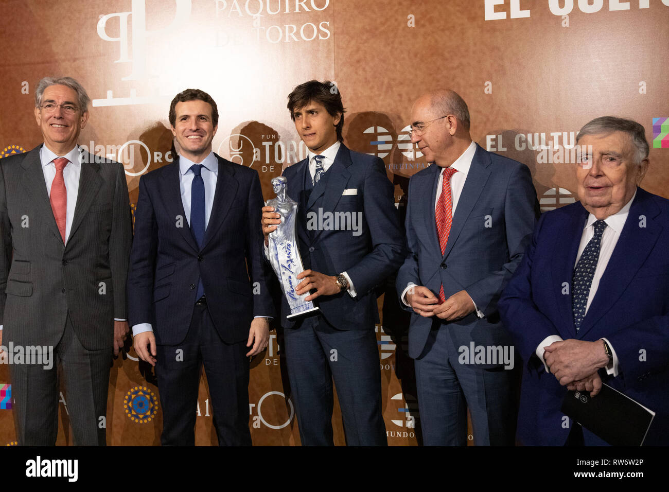 Le Président du Partido Popular Pablo Casado (deuxième à gauche), Andres Roca Rey et membre du jury sont vus au cours de la PX Paquiro Awards Edition à Madrid. Banque D'Images