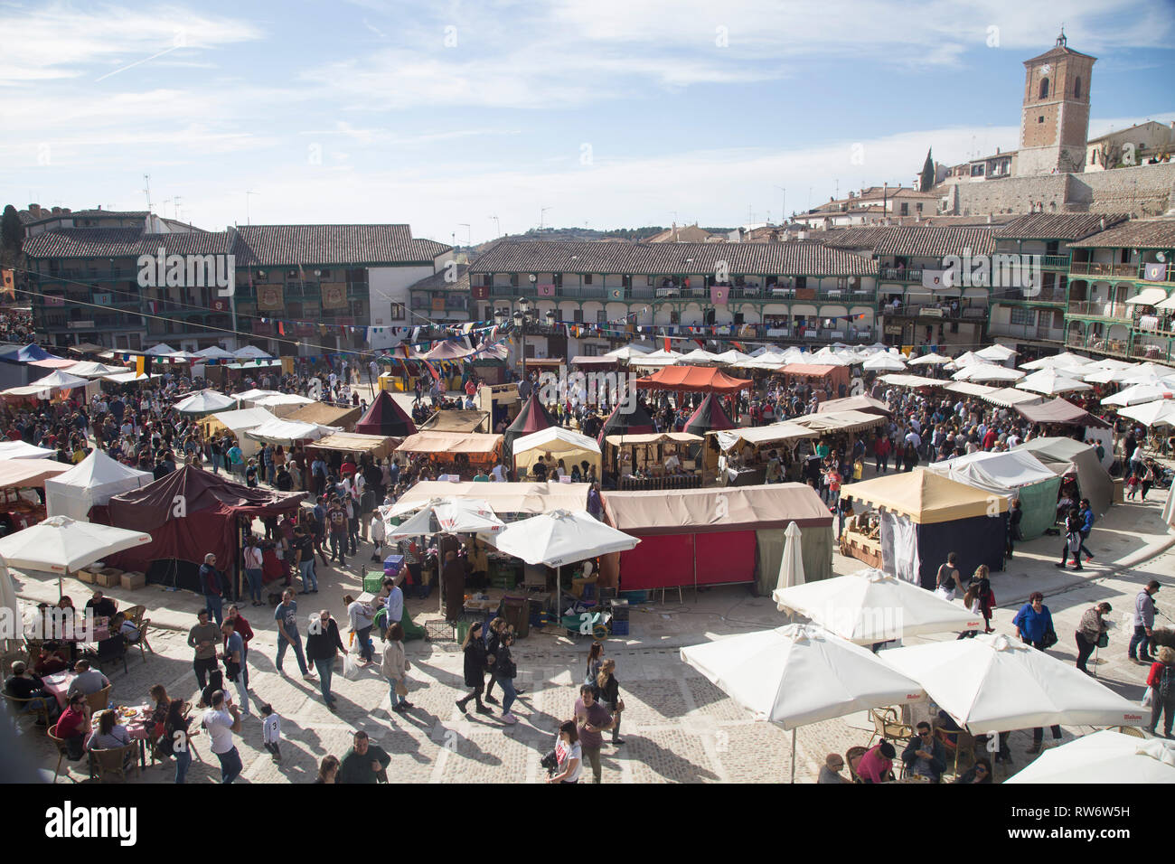 Les visiteurs sont vu observant les boutiques des artisans pendant le carnaval. Durant le Carnaval de Chinchón, 2019 cette ville Madrid recule dans le temps où l'ère médiévale reprend ses rues et sa célèbre place. Cette idée a été l'élaboration d'année en année depuis 2004 de devenir une référence culturelle et touristique dans la région du sud-est de Madrid. Banque D'Images