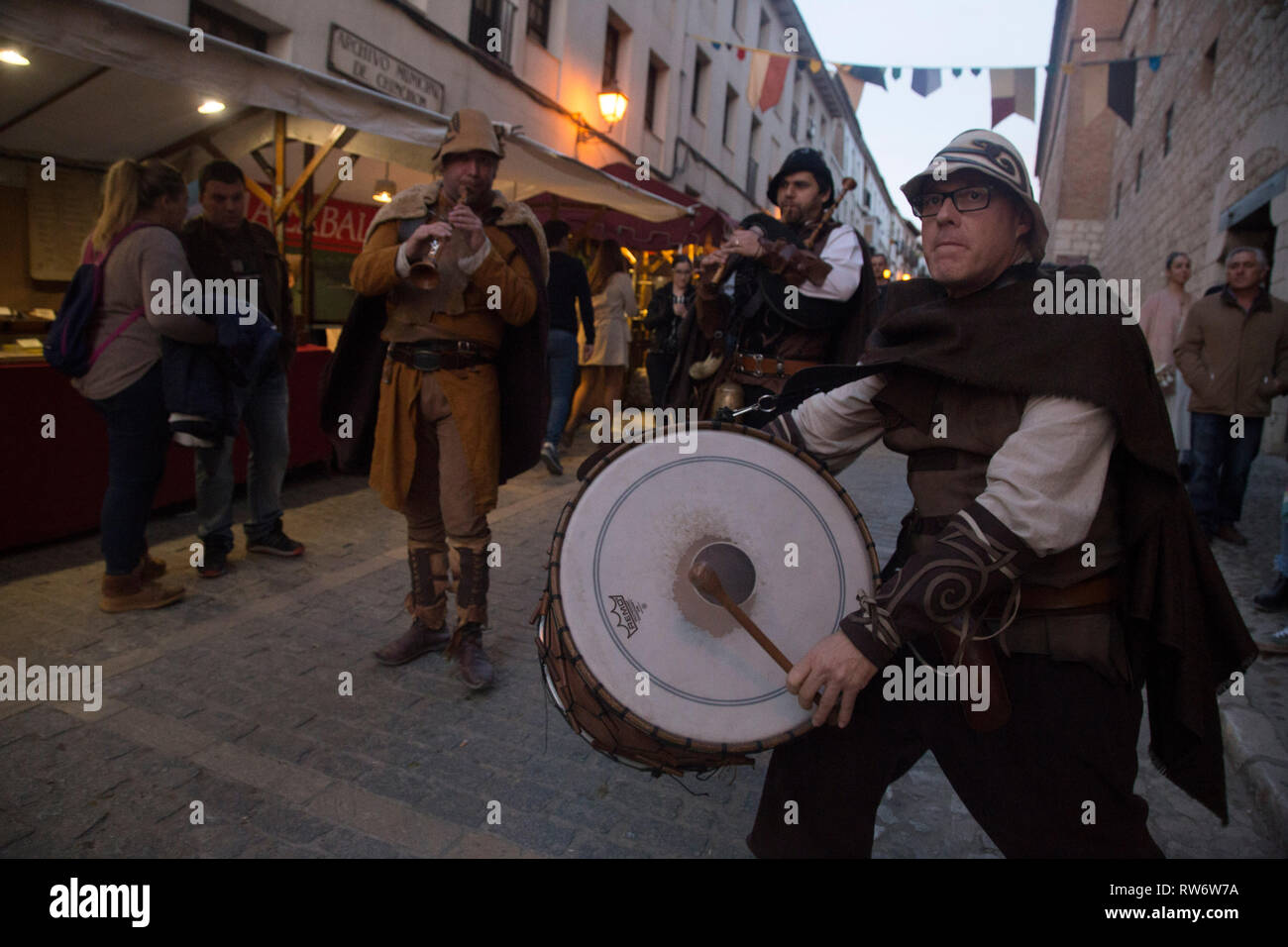 Les musiciens sont vu l'exécution pendant le défilé. Durant le Carnaval de Chinchón, 2019 cette ville Madrid recule dans le temps où l'ère médiévale reprend ses rues et sa célèbre place. Cette idée a été l'élaboration d'année en année depuis 2004 de devenir une référence culturelle et touristique dans la région du sud-est de Madrid. Banque D'Images