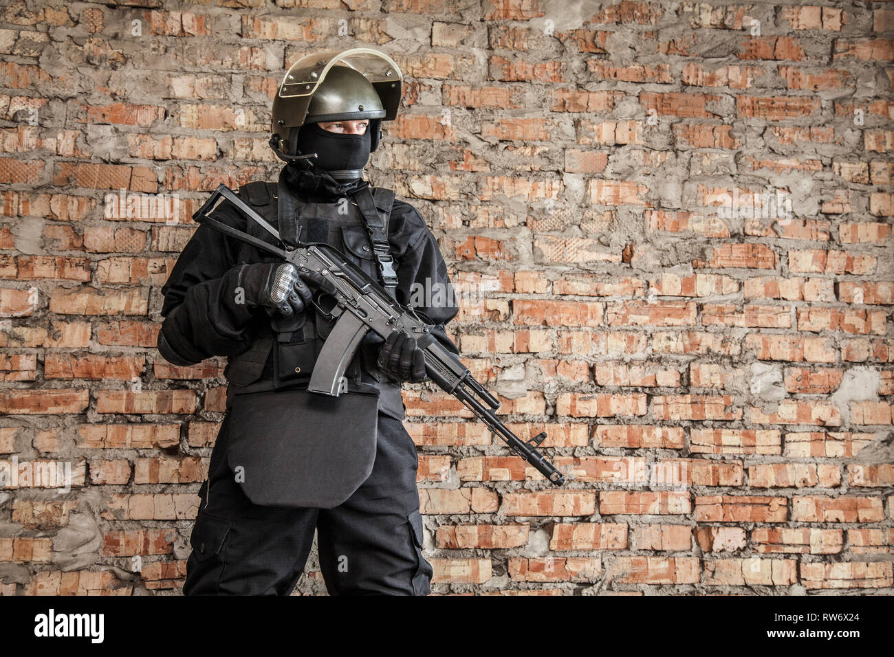 En exploitant les forces spéciales uniforme noir et gilet pare-balles. Banque D'Images