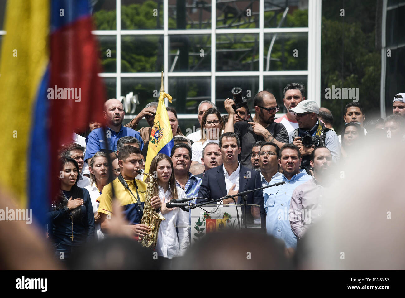Caracas, Venezuela. 4e Mar, 2019. Le Président intérimaire Juan Guaido vu parlant à la foule lors d'un rassemblement contre le gouvernement de Nicolas Maduro. Juan Guaido, le chef de l'opposition vénézuélienne, où de nombreux pays ont reconnu que le président intérimaire légitime du Venezuela, salue ses partisans lors d'un rassemblement contre le gouvernement du président Nicolas Maduro à Caracas. Romain : crédit Camacho SOPA/Images/ZUMA/Alamy Fil Live News Banque D'Images