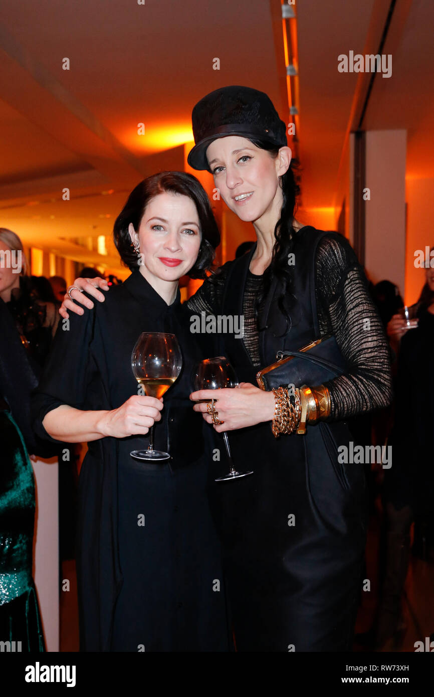 23 février 2019, l'Allemagne (allemand), Berlin : Loretta Stern, Esther Perbandt à la femme d'affaires prix avec les femmes entrepreneurs à l'approche de la Journée internationale de la femme à l'Ambassade de France. Photo : Georg Wenzel/dpa-Zentralbild/ZB Banque D'Images