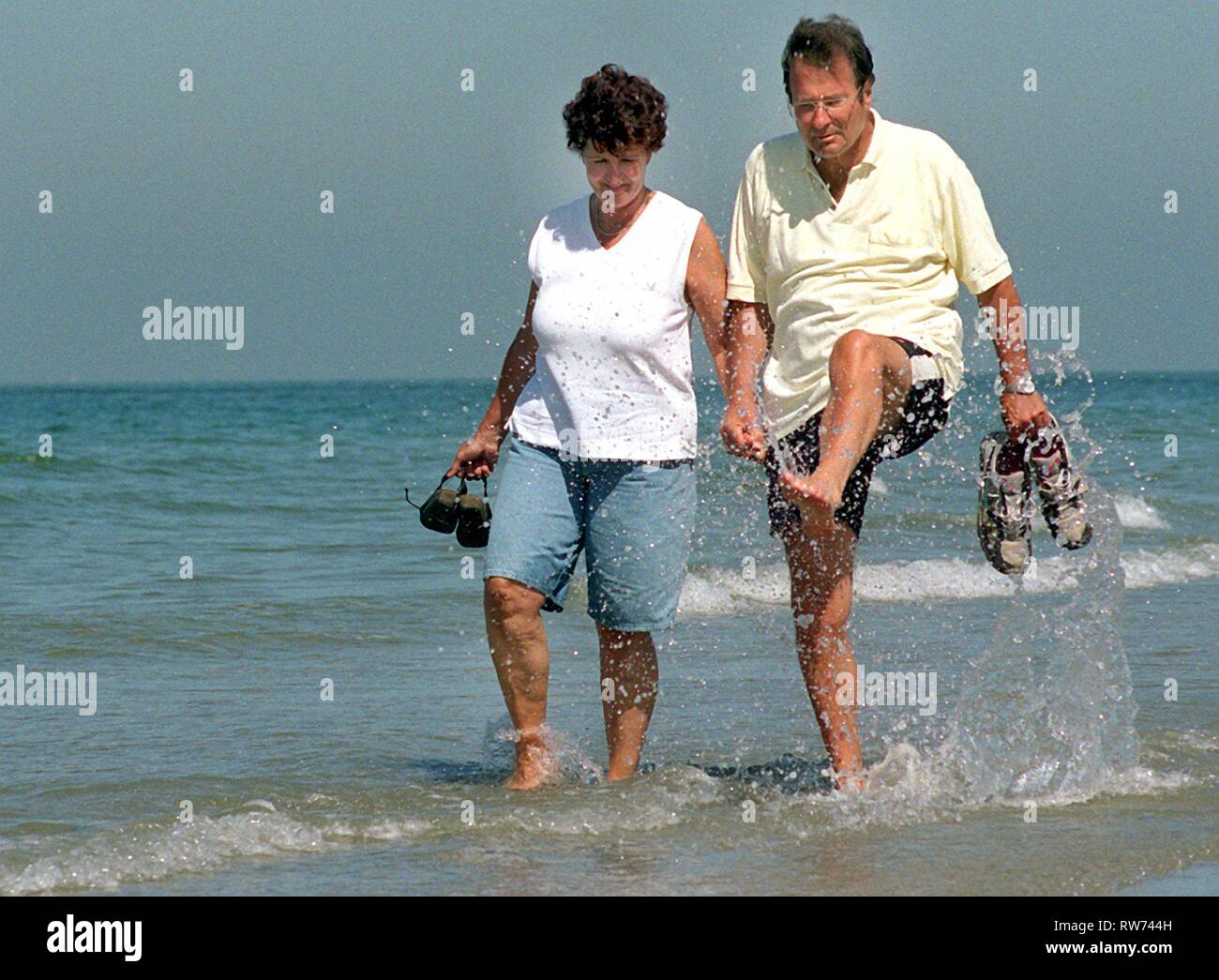 Déposée - 08 août 1998, Pays-Bas, Haamstede : Ensemble avec son épouse Ursula, l'ancien ministre des Affaires étrangères Klaus Kinkel (FDP) une fois de plus, les promenades à travers le surf sur la mer du Nord le dernier jour de son des vacances sur la côte néerlandaise sud près de Haamstede, où il possède une maison de vacances. Bien récupéré, Kinkel puis veut commencer la phase chaude du Bundestag campagne électorale. (Dpa à 'l'ancien ministre allemand des affaires étrangères Kinkel est mort') Photo : Tim Brakemeier/dpa Banque D'Images