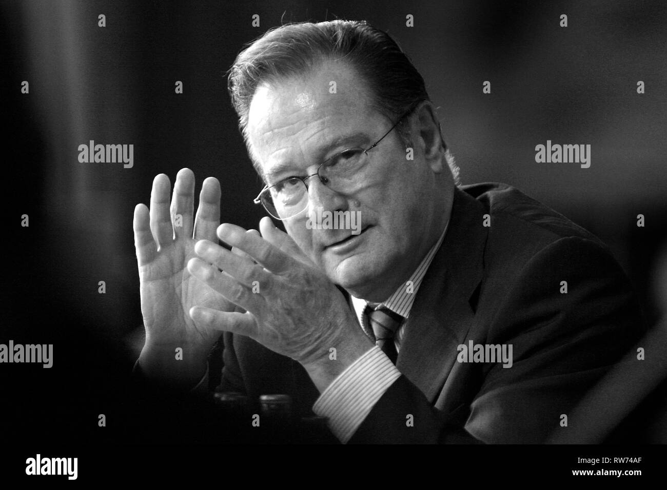 Politicien FDP Klaus Kinkel est décédé à l'âge de 82 ans. Archives photos : Dr. med. Klaus KINKEL, l'ancien ministre allemand des Affaires étrangères et président de la Fondation Deutsche Telekom, Villa-Huegel-Gespraech à Essen 2010, thème : "Quel est l'état, ce qui est privé ?' le 18.11.2010. Dans le monde d'utilisation | Banque D'Images