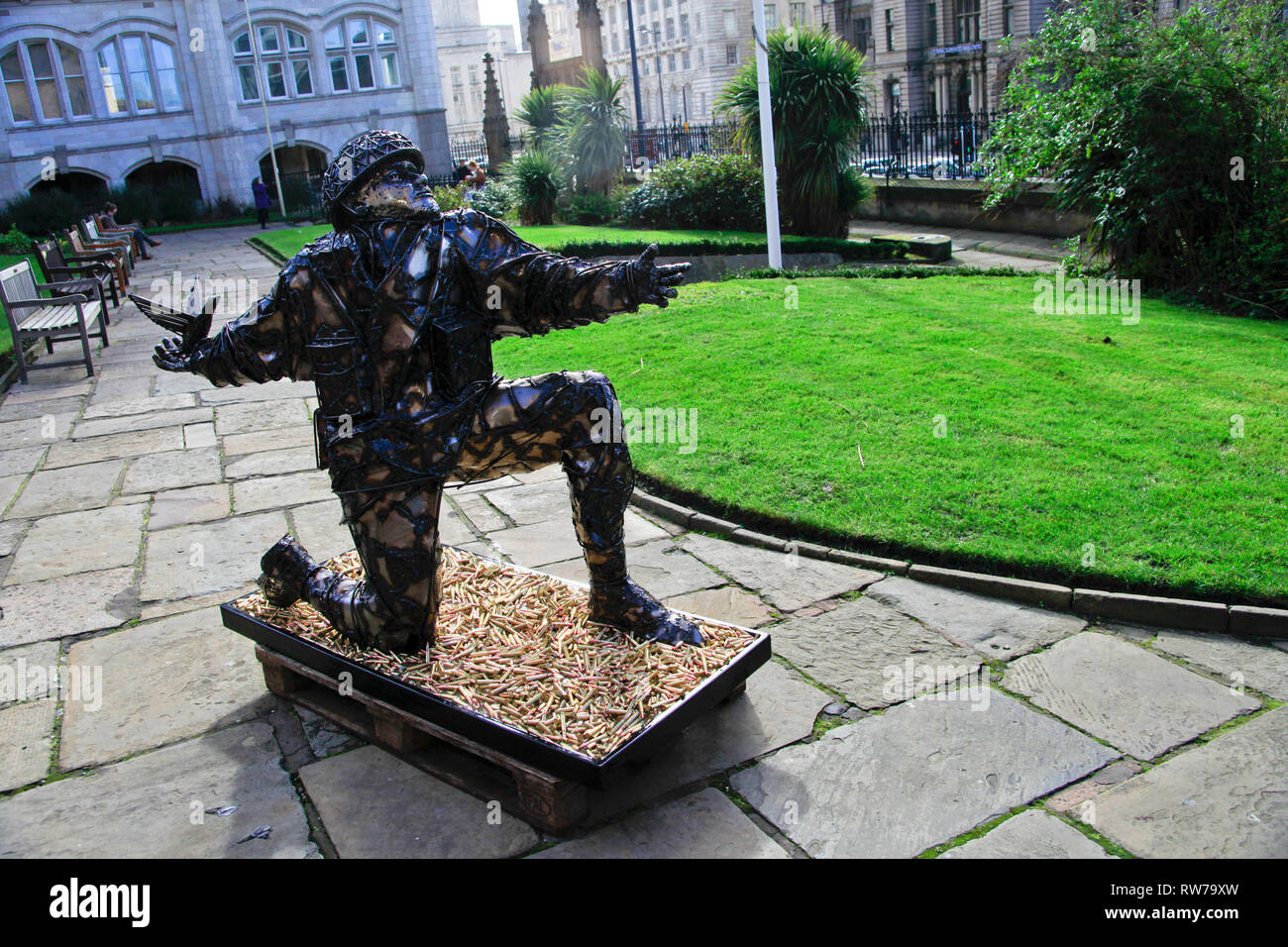 Liverpool, Royaume-Uni. 5 mars 2019. Une sculpture de l'artiste Alfie Bradley comprenant plus de 4 000 balles de réplique a été dévoilé dans le parc de l'église paroissiale de Liverpool avant le 75e anniversaire du D-Day. « Soldiers of Sacrifice" représente Denham Brotheridge, on croit être le premier soldat allié à être tués par l'ennemi sur D-Day en juin 1944. La sculpture est due à aller sur une tournée en Angleterre et en Normandie avant d'atteindre son domicile permanent à Portsmouth. Le soldat est accroupi comme si de jeter une grenade, mais au lieu de cela, il publie une colombe de la paix. Premos/Alamy Live News Banque D'Images