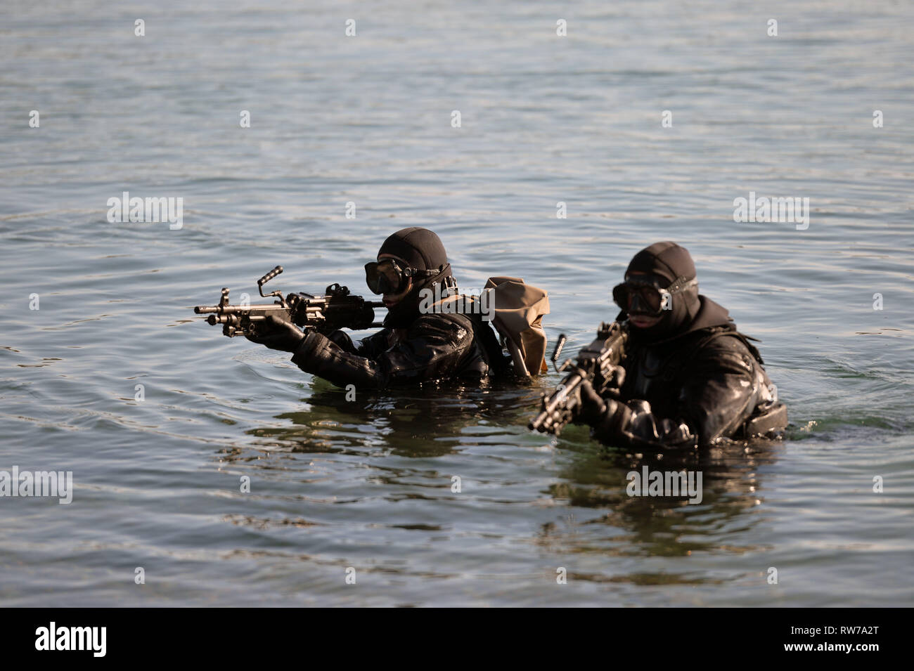 Izmir. 5e Mar, 2019. Plongeurs armés participent à la 'patrie' bleu 2019 exercice militaire naval à Izmir, Turquie, le 4 mars 2019. La plus importante jamais réalisée par forage la marine turque est considérée par les analystes comme un signe à la fois de la détermination d'Ankara afin de protéger ses droits d'exploration de gaz et territoriale dans la mer Méditerranée et le rebond de la marine des répercussions de l'échec d'un coup en 2016. Source : Xinhua/Alamy Live News Banque D'Images