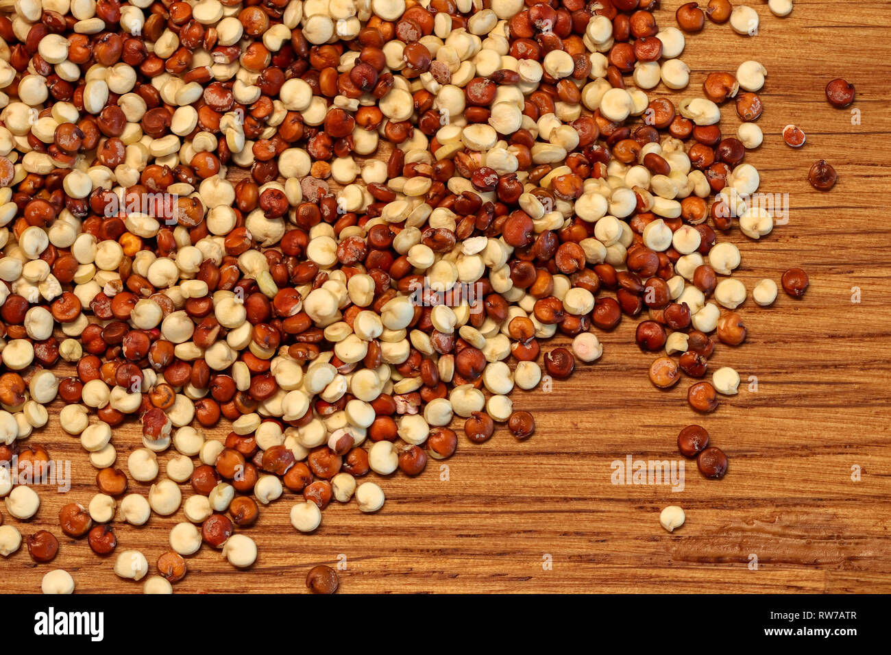 Les graines de quinoa superfood sain sur fond de table en chêne avec copie espace, texture macro détail Banque D'Images