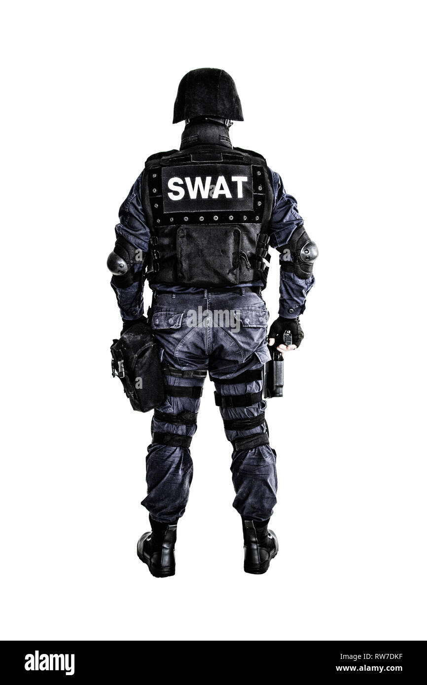 Les armes spéciales et tactiques (SWAT) team officer shot de derrière. Banque D'Images