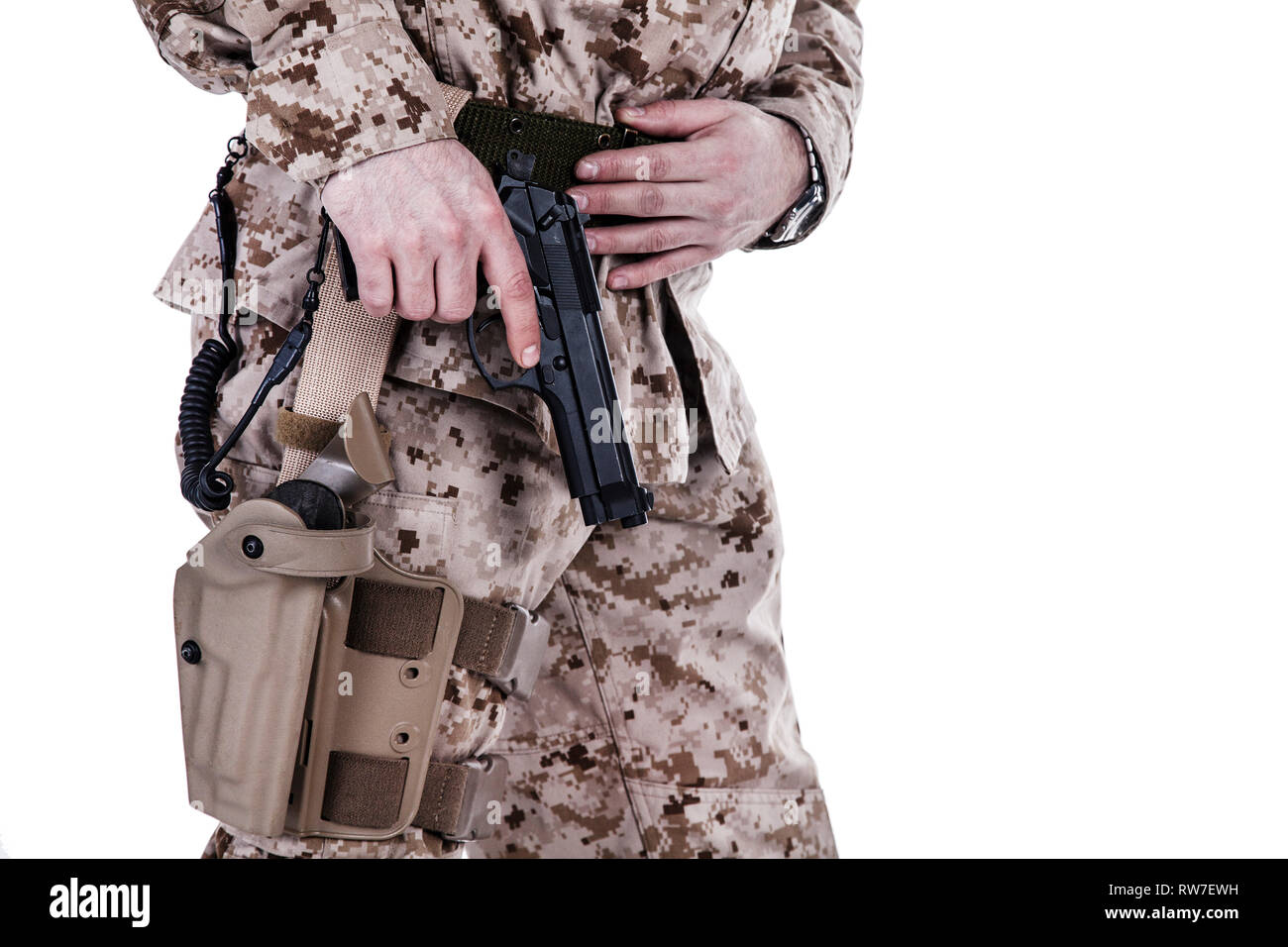 L'extraction des marines son pistolet de son étui. Banque D'Images