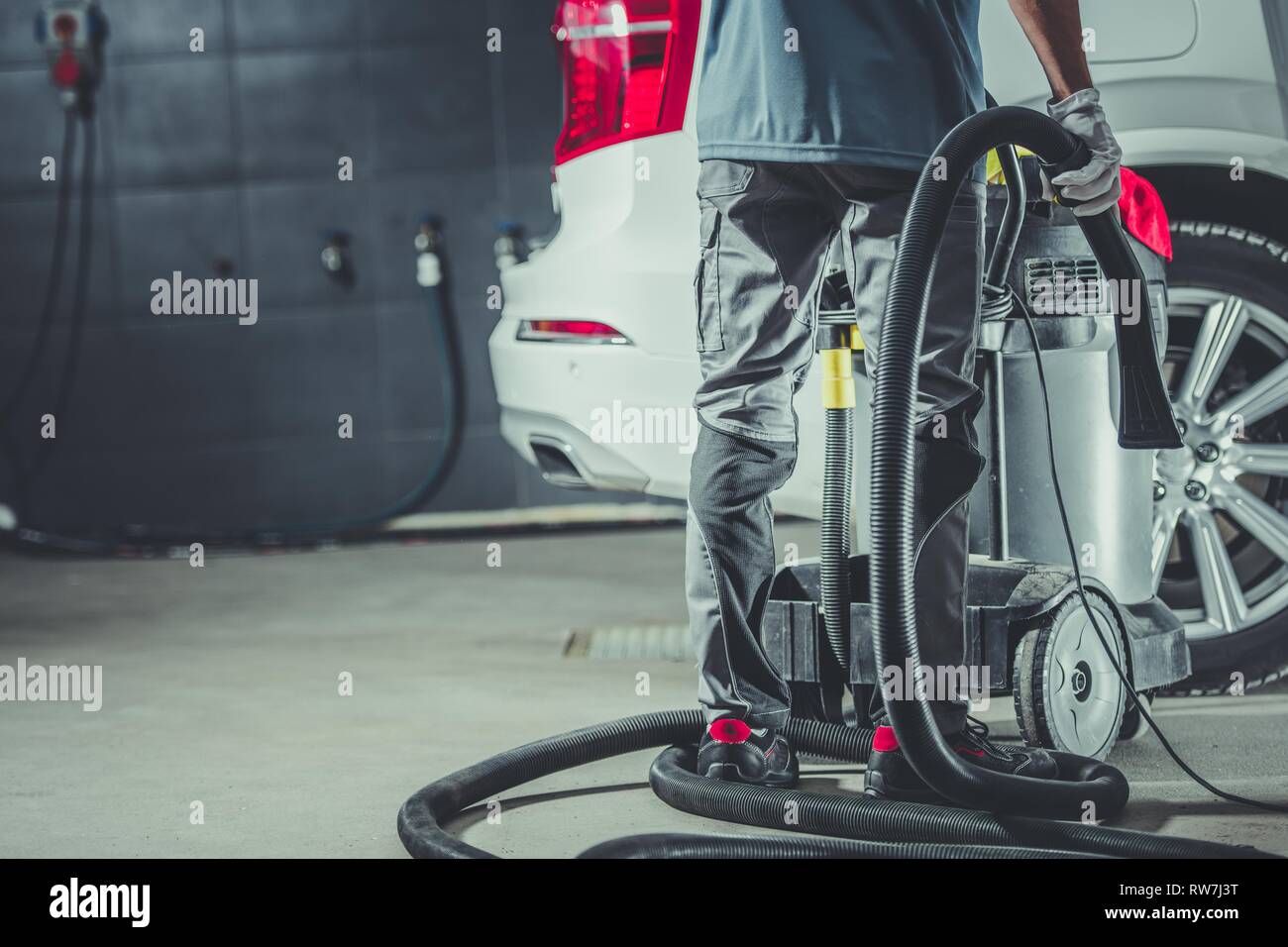 L'aspirateur avec un grand vide de qualité commerciale. Nettoyage de voiture. Banque D'Images