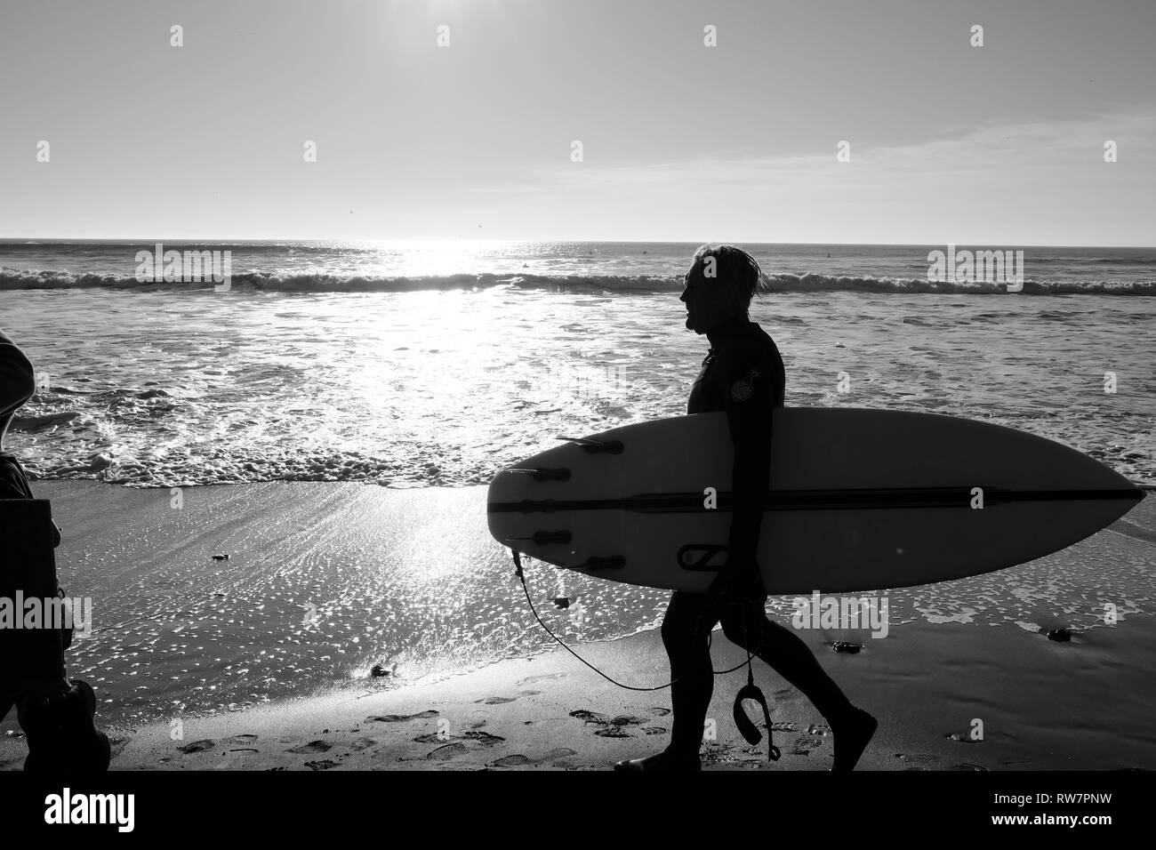 En surfant à Compton Bay, île de Wight, Angleterre, Royaume-Uni. Banque D'Images