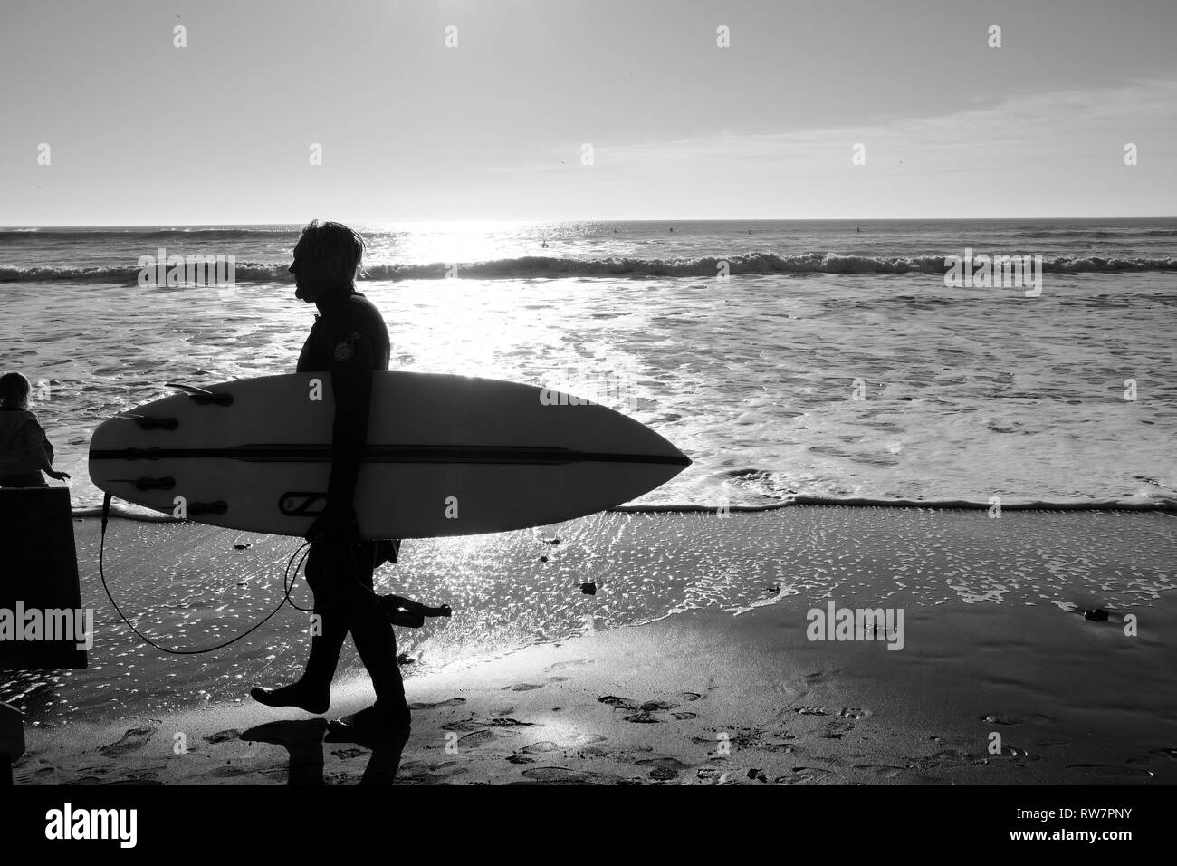 En surfant à Compton Bay, île de Wight, Angleterre, Royaume-Uni. Banque D'Images