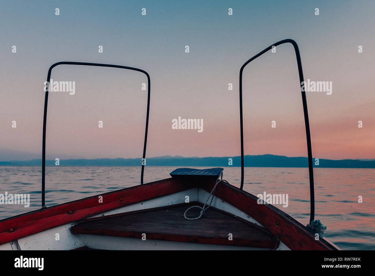 Coucher du soleil en bateau sur l'un des plus vieux et le plus profond des lacs - UNESCO World Heritage Site of Ohrid, Macédoine du Nord Banque D'Images