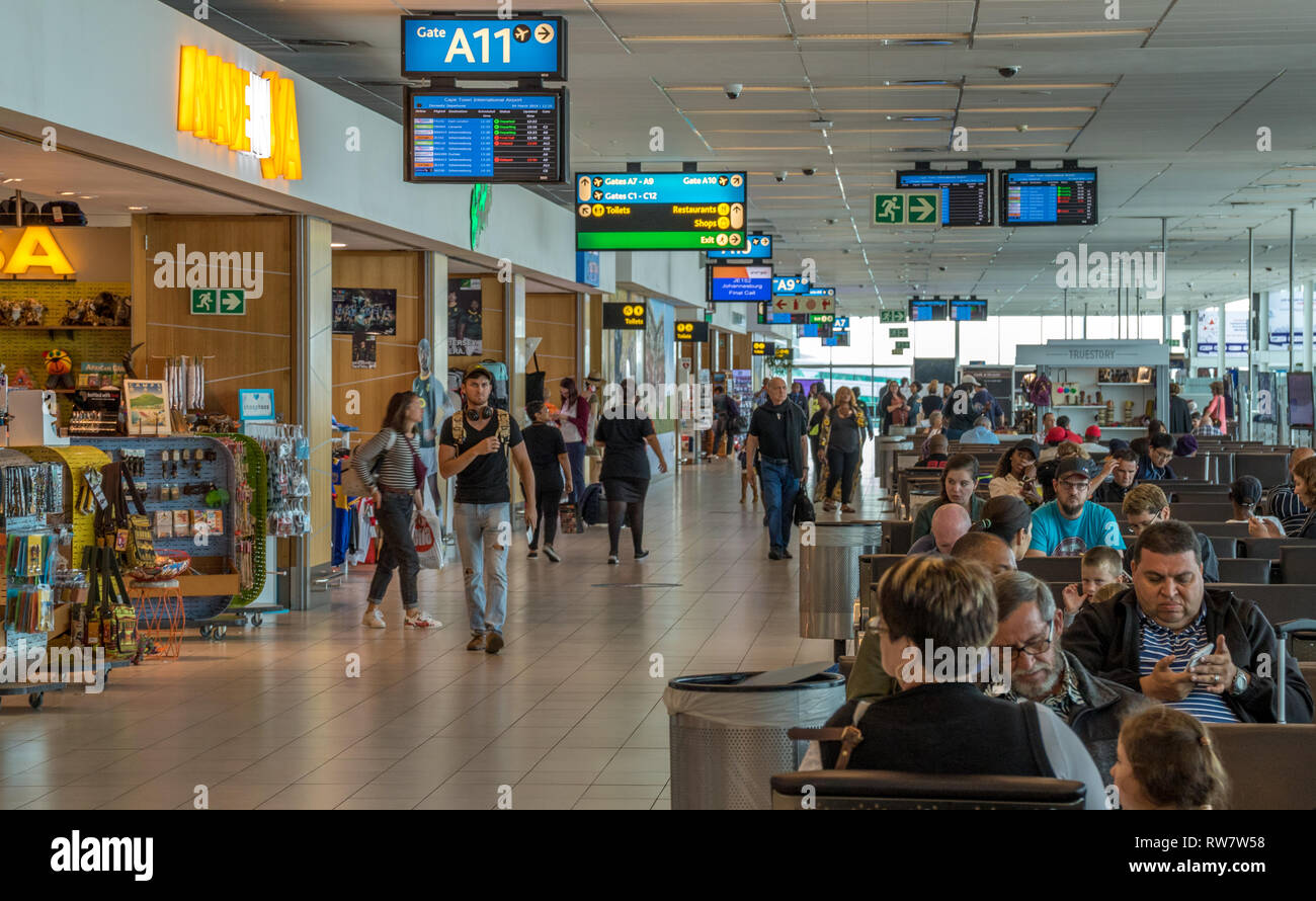 Cape Town, Afrique du Sud - les passagers non identifiés dans l'aérogare de départ de l'Aéroport International de la ville, image au format paysage Banque D'Images
