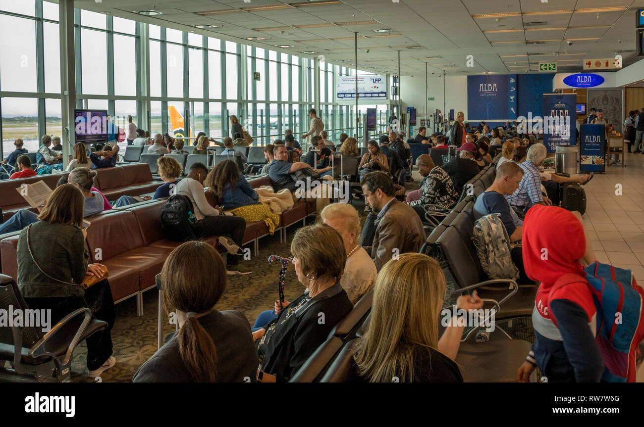 Cape Town, Afrique du Sud - les passagers non identifiés dans l'aérogare de départ de l'Aéroport International de la ville, image au format paysage Banque D'Images