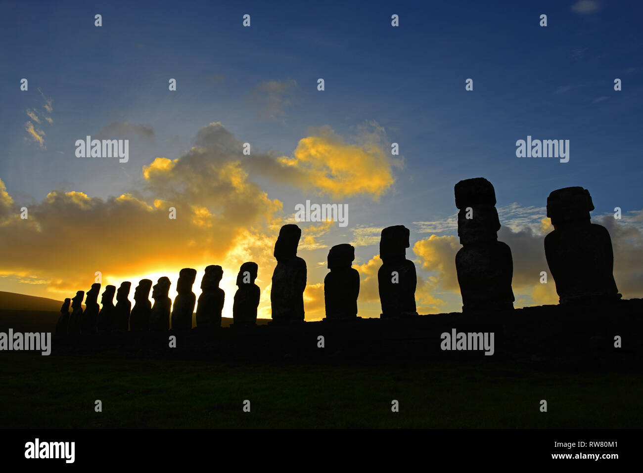 La silhouette de quinze statues Moai de l'ahu Tongariki au lever du soleil, l'île de Pâques (Rapa nui), au Chili. Banque D'Images