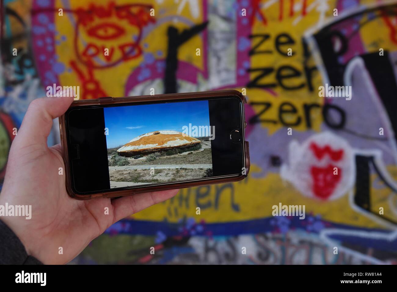 Une vue sur l'extérieur des ruines de Casa Grande comme vu sur un iPhone tout en étant à l'intérieur des grottes remplies de graffiti. Banque D'Images