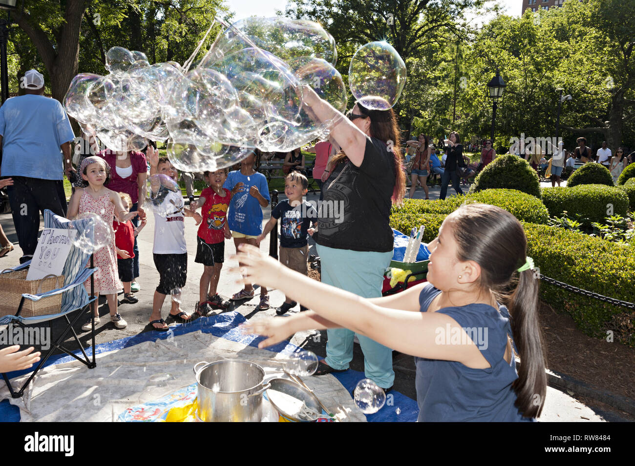 Les enfants heureux et ravis par les grandes bulles dans Washington Square Park à New York, 20014. Banque D'Images