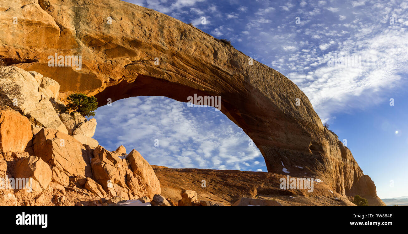 Wilson Arch, un côté de la route au sud de Moab Utah attraction de l'après-midi avec la lumière se reflétant sur le grès coloré Banque D'Images