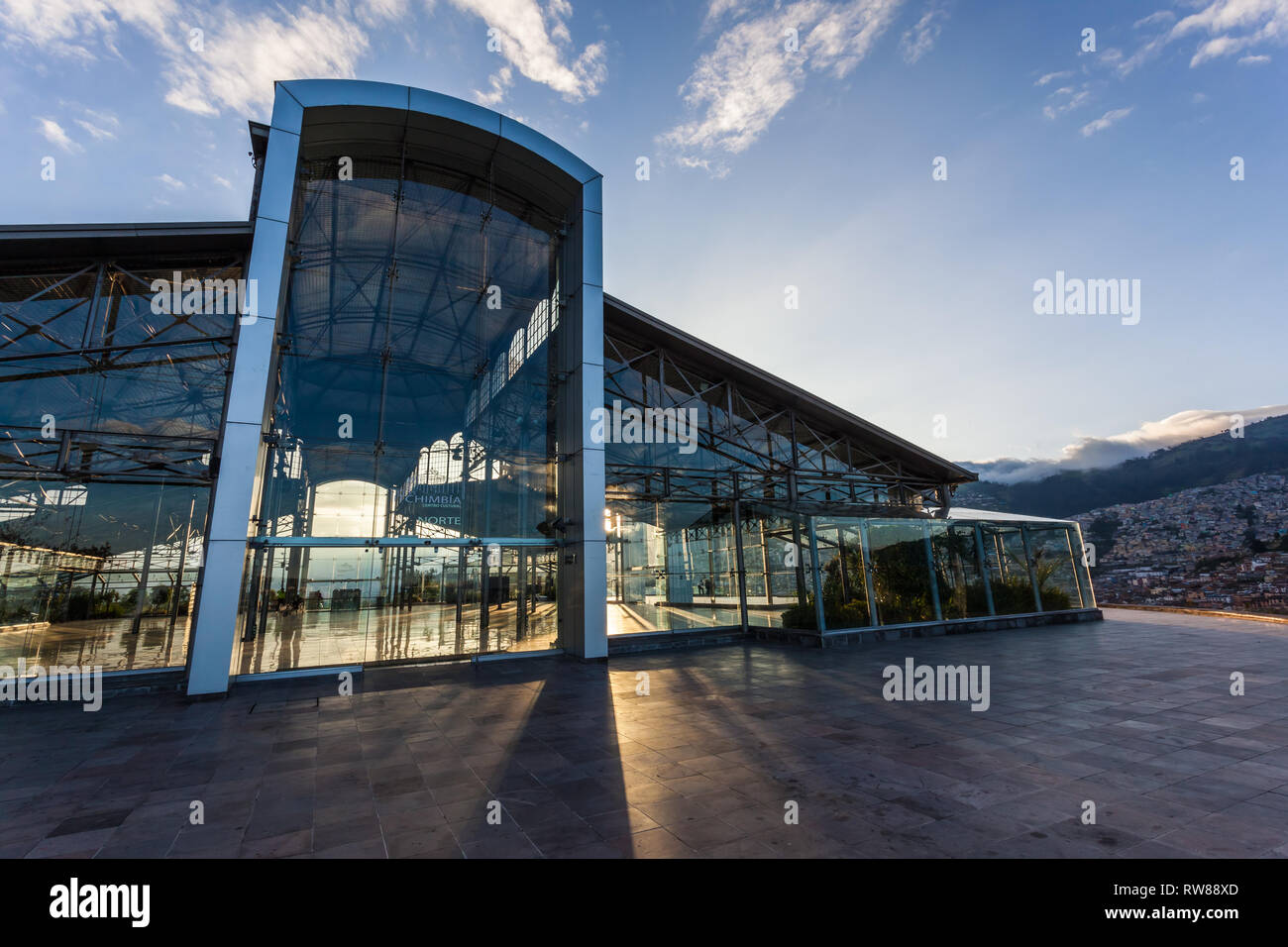 Bâtiment avec structure métallique et des parois en verre, Itchimbia Cultural Centre Banque D'Images