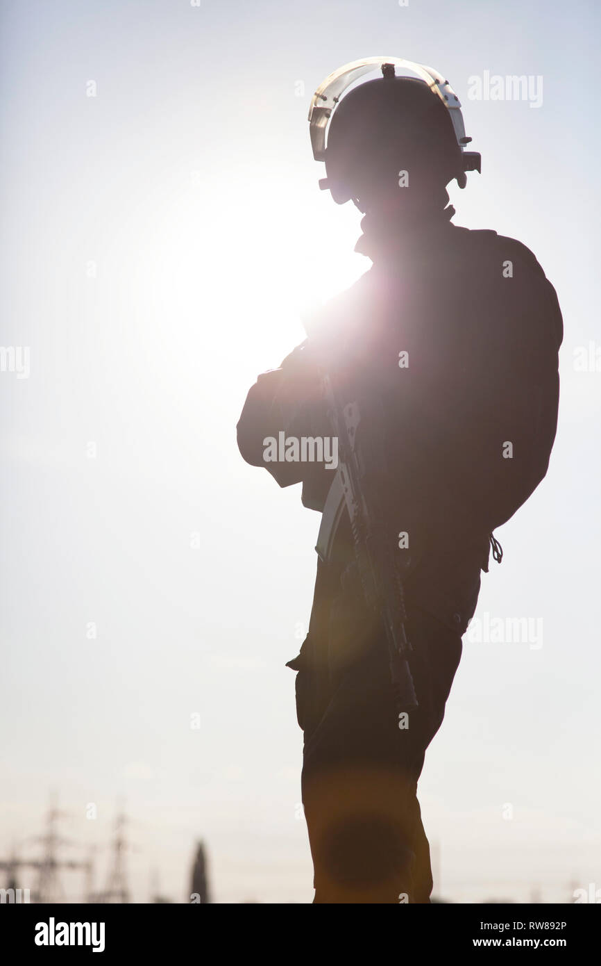 Silhouette d'opérateurs des forces spéciales avec des armes. Banque D'Images