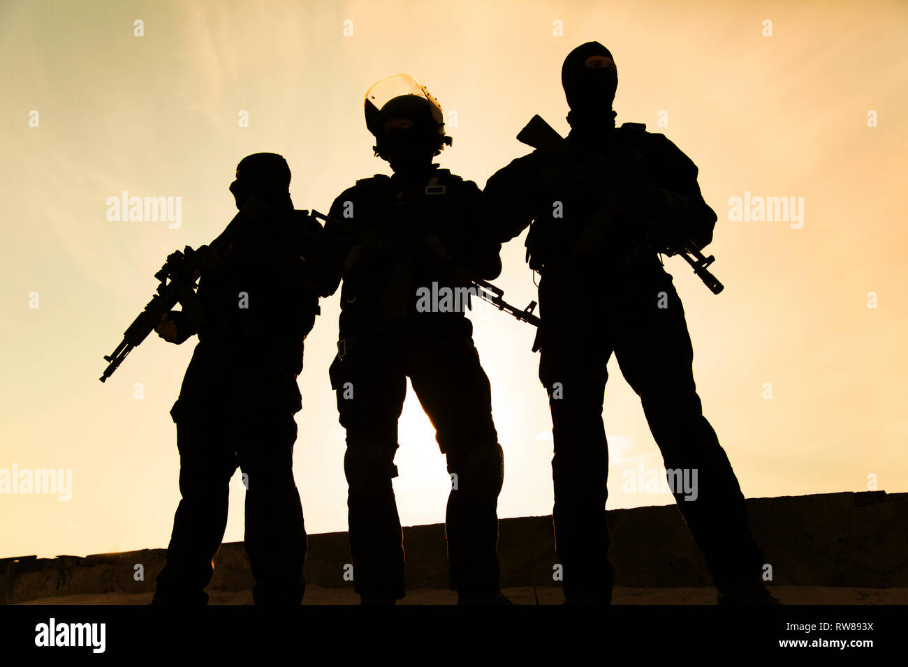 Silhouette d'opérateurs des forces spéciales avec des armes. Banque D'Images