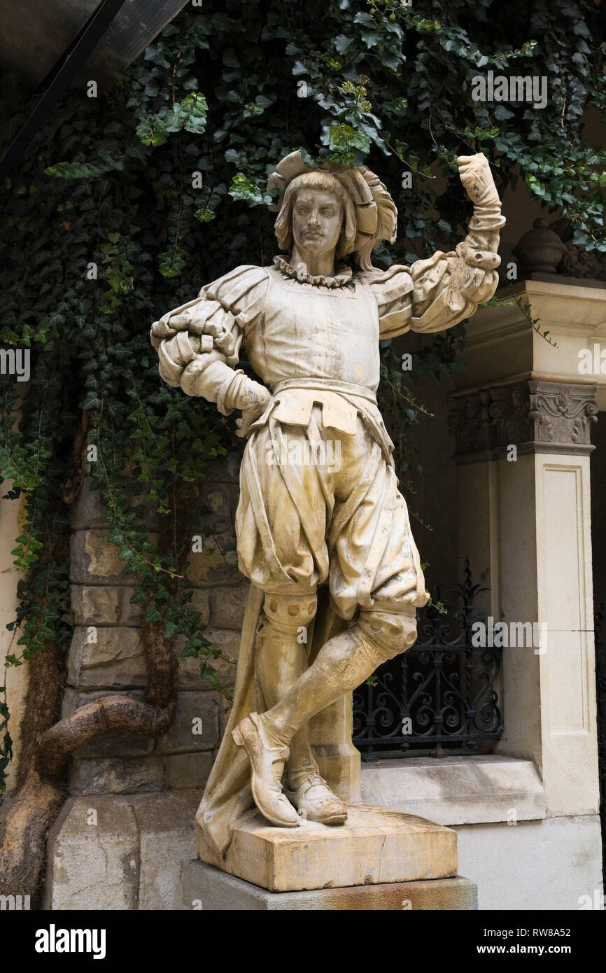 Sculpture en marbre de style Renaissance d'un jeune prince dans la cour du château de Peles en automne, Sinaia, Roumanie, Europe de l'Est Banque D'Images