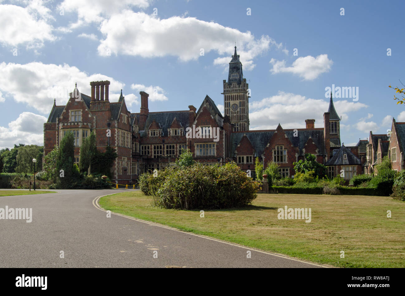 Vue de la majestueuse maison victorienne Aldermaston Manor, parfois connu sous le nom de Cour d'Aldermaston. Maintenant vide avec l'intention de convertir le bâtiment historique int Banque D'Images