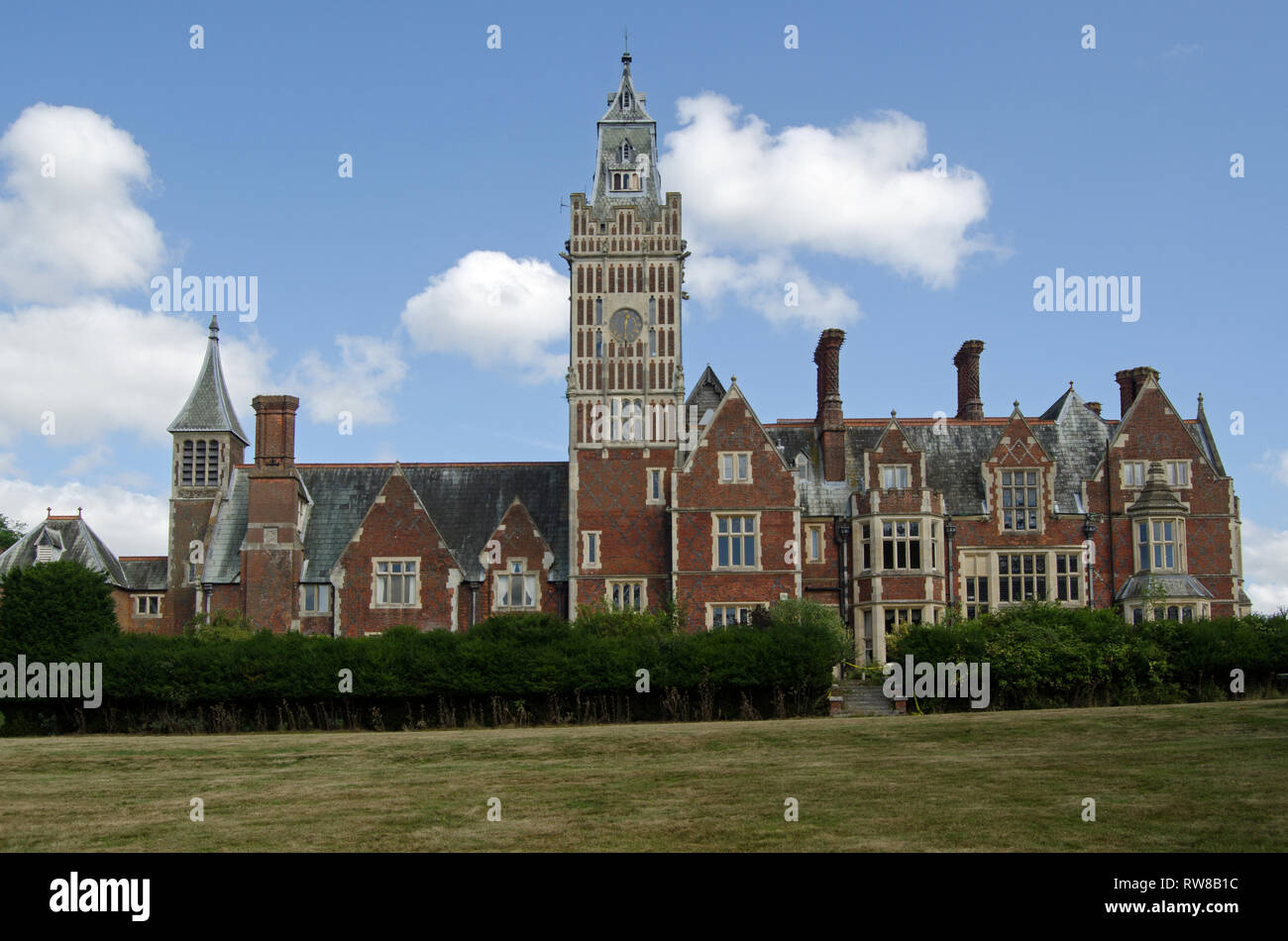 Élévation ouest de la maison historique d'Aldermaston - Manor, également connu sous le nom de Cour d'Aldermaston dans Aldermaston, Berkshire. Construit en Stuar Banque D'Images