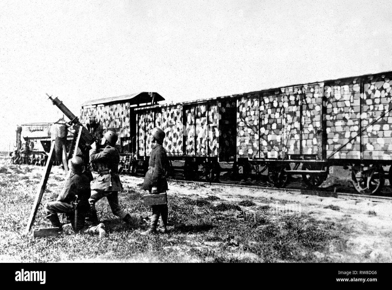 Camouflé allemand et anti-train-craft air gun. Train d'artillerie allemand camouflé pour la protection contre les bombes de Français Anglais et Américains, des avions anti-allemande des artilleurs d'artisanat sont indiqués en action ca. 1918 Banque D'Images